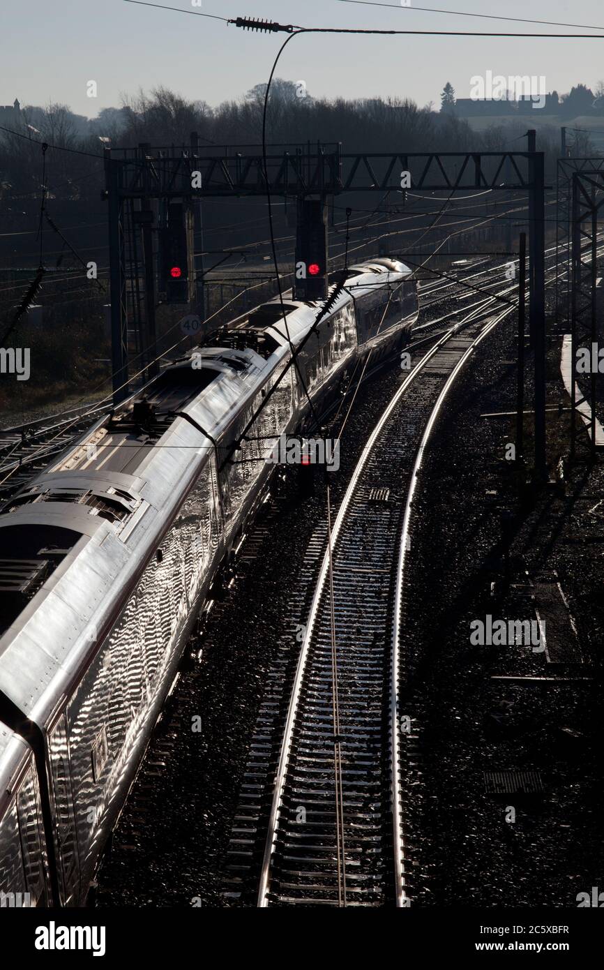 Virgin Trains / Avanti Westküste Alstom Pendolino Zug auf der Hauptlinie der Westküste mit roten Signalen Stockfoto