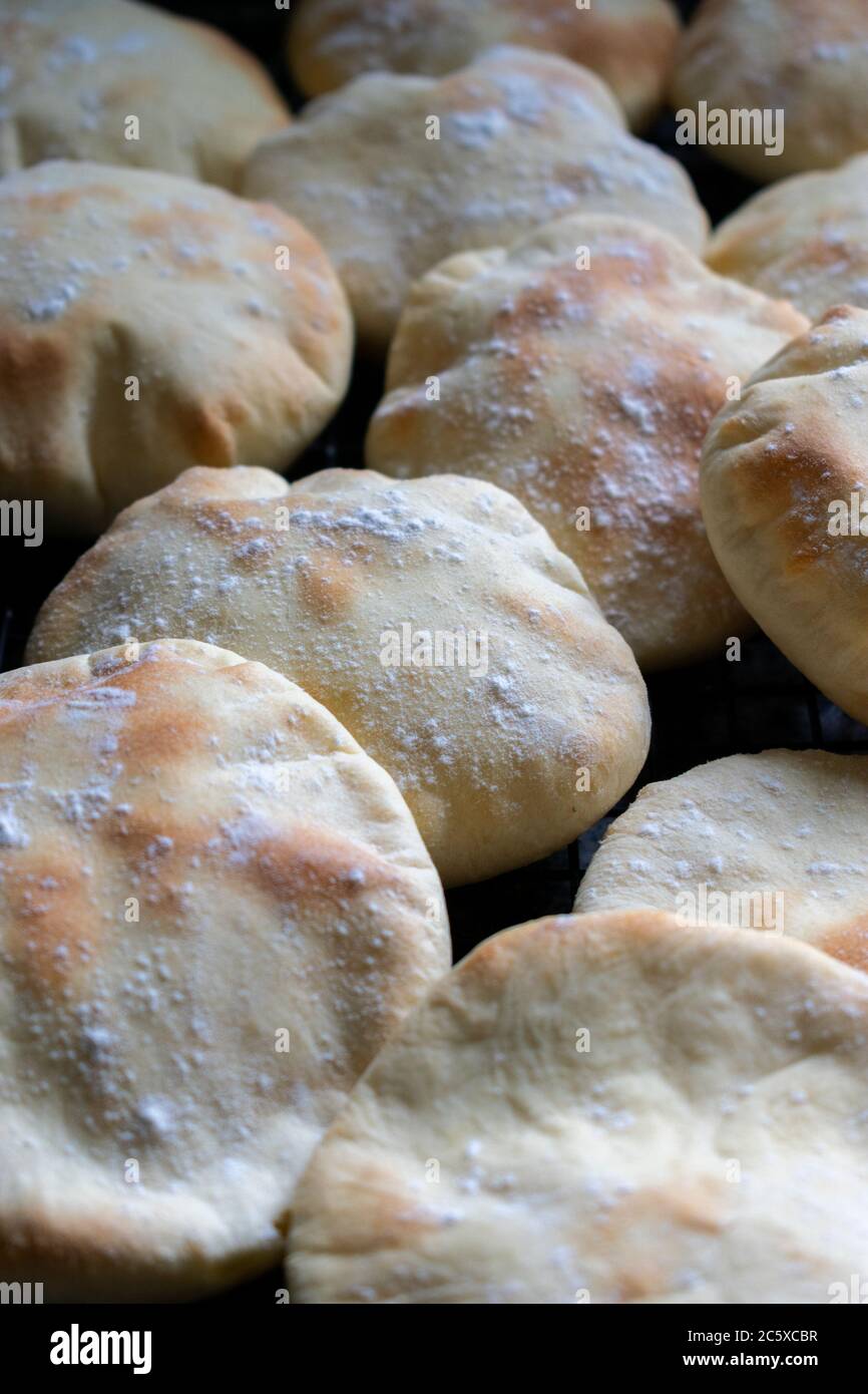 Pita Brot, Focaccias, Ciabatta mit Mehl Mantel Hintergrund. Vertikal Stockfoto