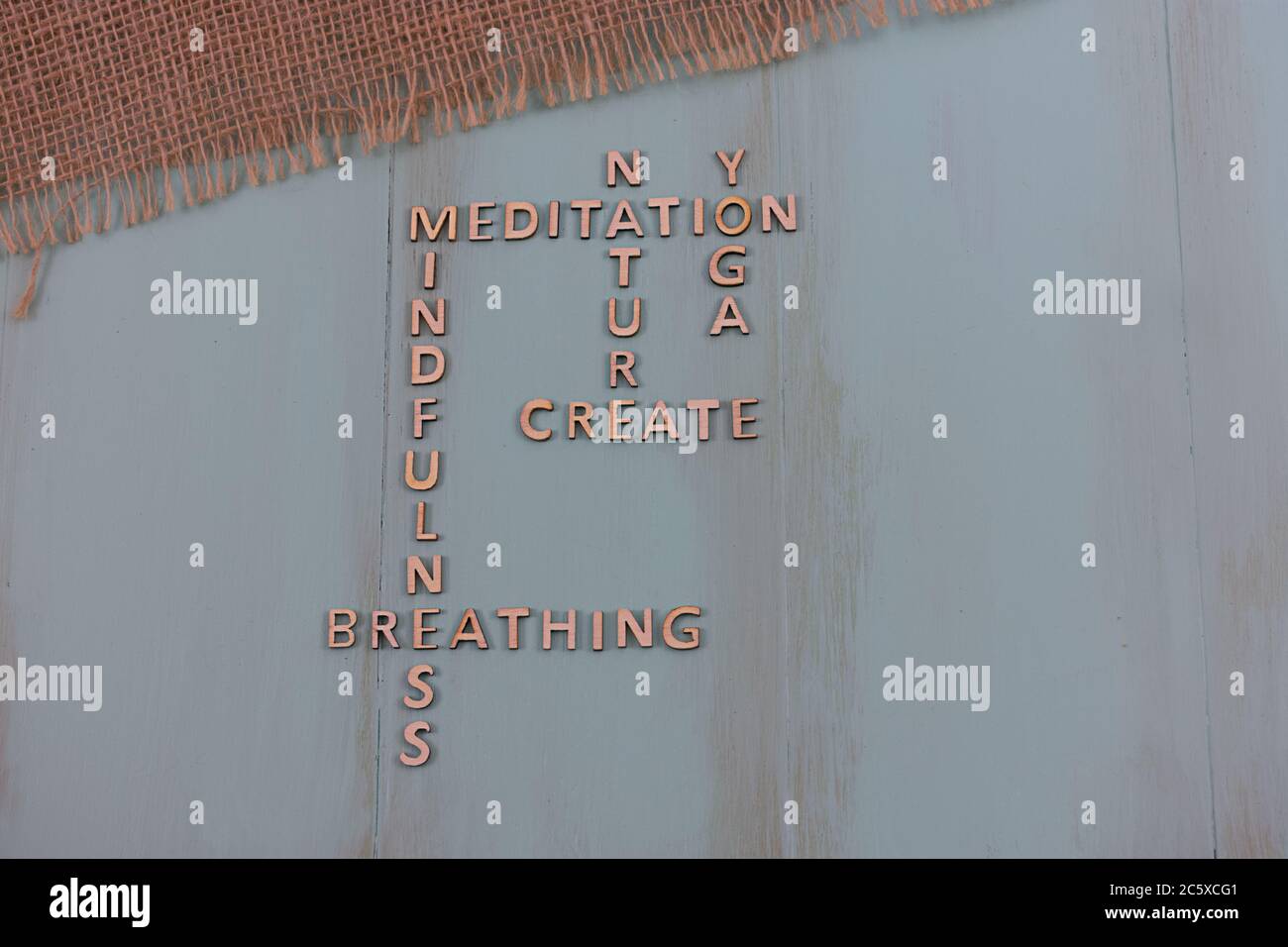 Hölzerne Kreuzworträtsel, die psychische Gesundheit unterstützen und Bewältigungsstrategien, Meditation, Natur, Yoga Kreativität, Achtsamkeit, Atemkonzept mit Kopie s Stockfoto