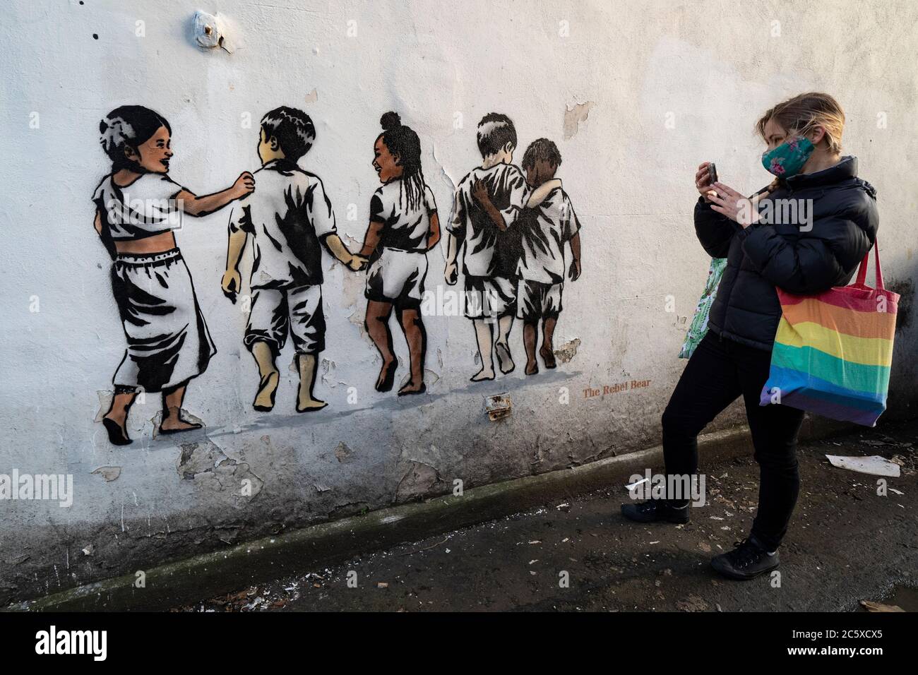 Edinburgh, Schottland, Großbritannien. Juli 2020. Ein neues Wandgemälde des Straßenkünstlers The Rebel Bear ist auf einem Gebäude in Edinburgh erschienen. Das neue Anti-Rassismus-Wandbild zeigt Kinder verschiedener Ethnien zusammen. Iain Masterton/Alamy Live News Stockfoto