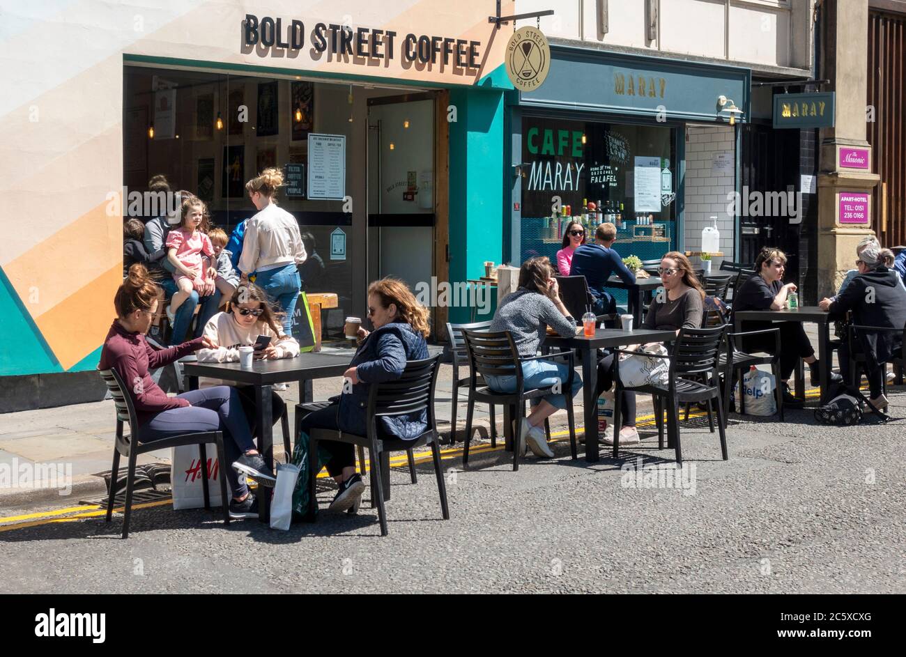 Bei einem Drink im Freien im Bold Street Coffee in Liverpool Stockfoto