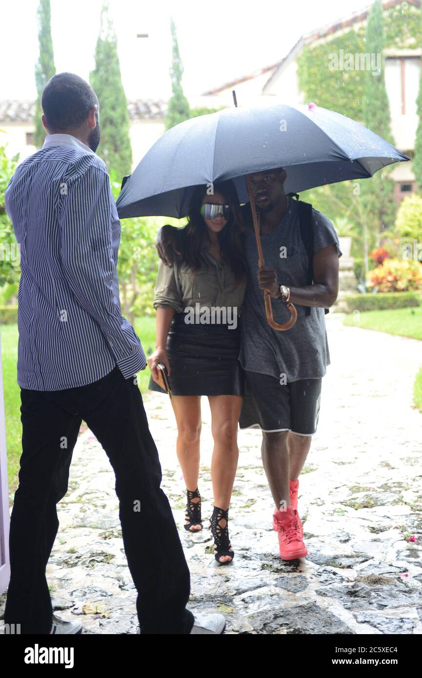 Miami, Vereinigte Staaten Von Amerika. Oktober 2012. MIAMI, FL – 08. OKTOBER: Kim Kardashian soll am Boden zerstört werden, dass ihr Ex, Reggie Bush erwartet ein Baby mit seiner Freundin, Lilit Avagyan Sie wurde heute gesehen, zu Fuß in den regen Hand und Hand in Miami Haus Jagd mit Freund Kanye West . am 8. Oktober 2012 in Miami, Florida. Personen: Kim Kardashian, Kanye West Kredit: Storms Media Group/Alamy Live News Stockfoto