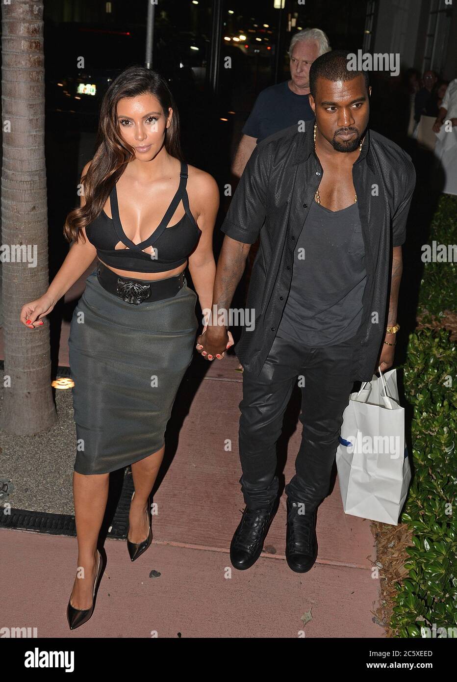 MIAMI BEACH, FL - DEZEMBER 31: Kim Kardashian ist schwanger und erwartet  ein Baby mit Kanye West . itÕs stimmt!! Kanye und ich erwarten ein Baby",  schrieb Kardashian am Montag auf ihrem