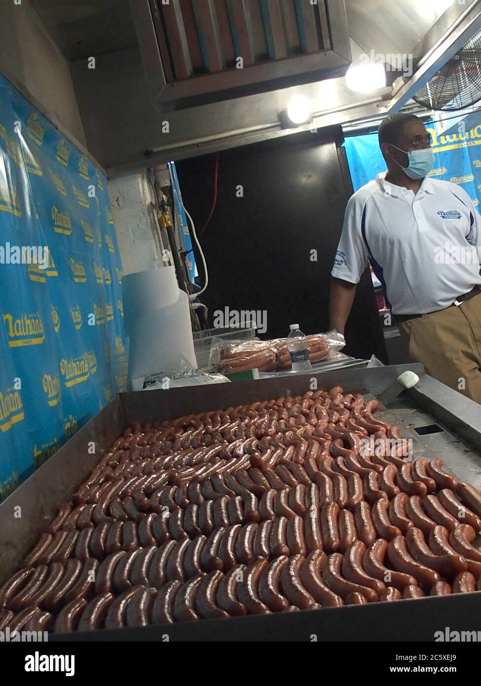 New York, New York, USA. Juli 2020. Nathan's berühmter Internationaler Hot Dog Eating Contest am 4. Juli. Joey ''Jaws'' Chestnut brach seinen Rekord, indem er in diesem Jahr 75 Hot Dogs verzehrt hatte und Miki sudo brach den weiblichen Rekord, den Sonya Thomas 2011 aufgestellt hatte. Miki sudo ate 48.5 Hot Dogs, um diesen Jahres Wettbewerb zu gewinnen 7/4/2020 immer bereit für die Hot Dog Eating Competition. Quelle: Bruce Cotler/ZUMA Wire/Alamy Live News Stockfoto