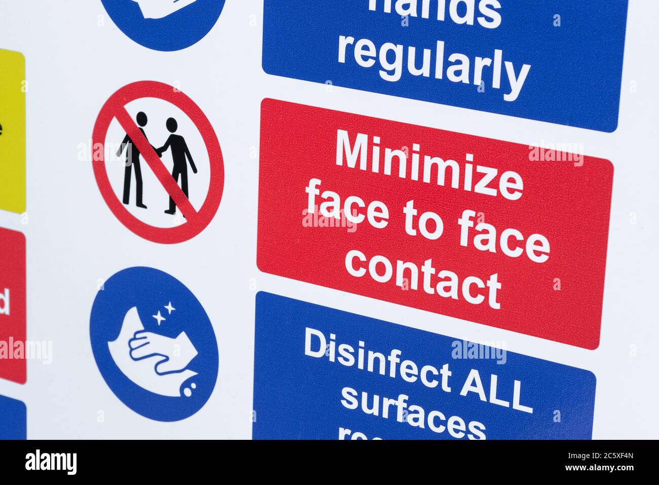 CV19, Covid-19 Schule Sicherheitsmassnahmen Warnschild & Warnpiktogramm am Tor der St. winnow Primary School, Lostwithiel. Piktogramm von Angesicht zu Angesicht Stockfoto