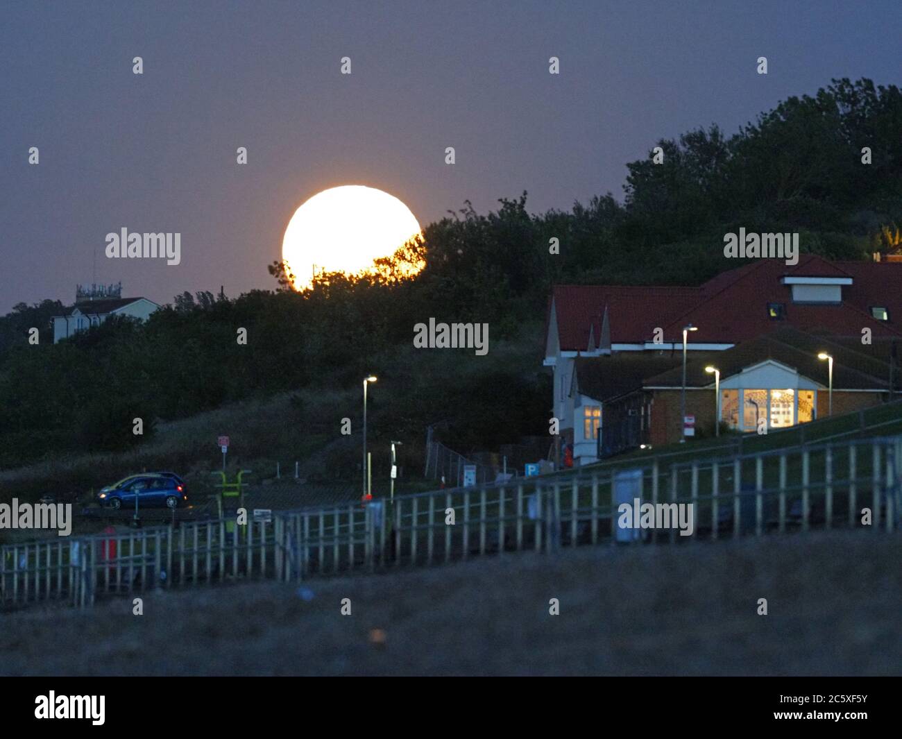 Minster on Sea, Kent, Großbritannien. Juli 2020. UK Wetter: Der volle Buck Mond, der über den Klippen in Minster on Sea, Kent aufsteigt. Quelle: James Bell/Alamy Live News Stockfoto