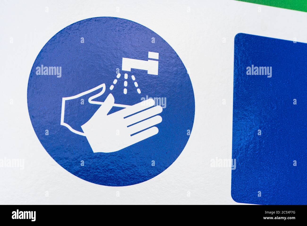 CV19, Covid-19 Schule Sicherheitsmassnahmen Warnschild & Warnpiktogramme am Tor der St. winnow Primary School, Lostwithiel. Piktogramm Hände waschen Stockfoto