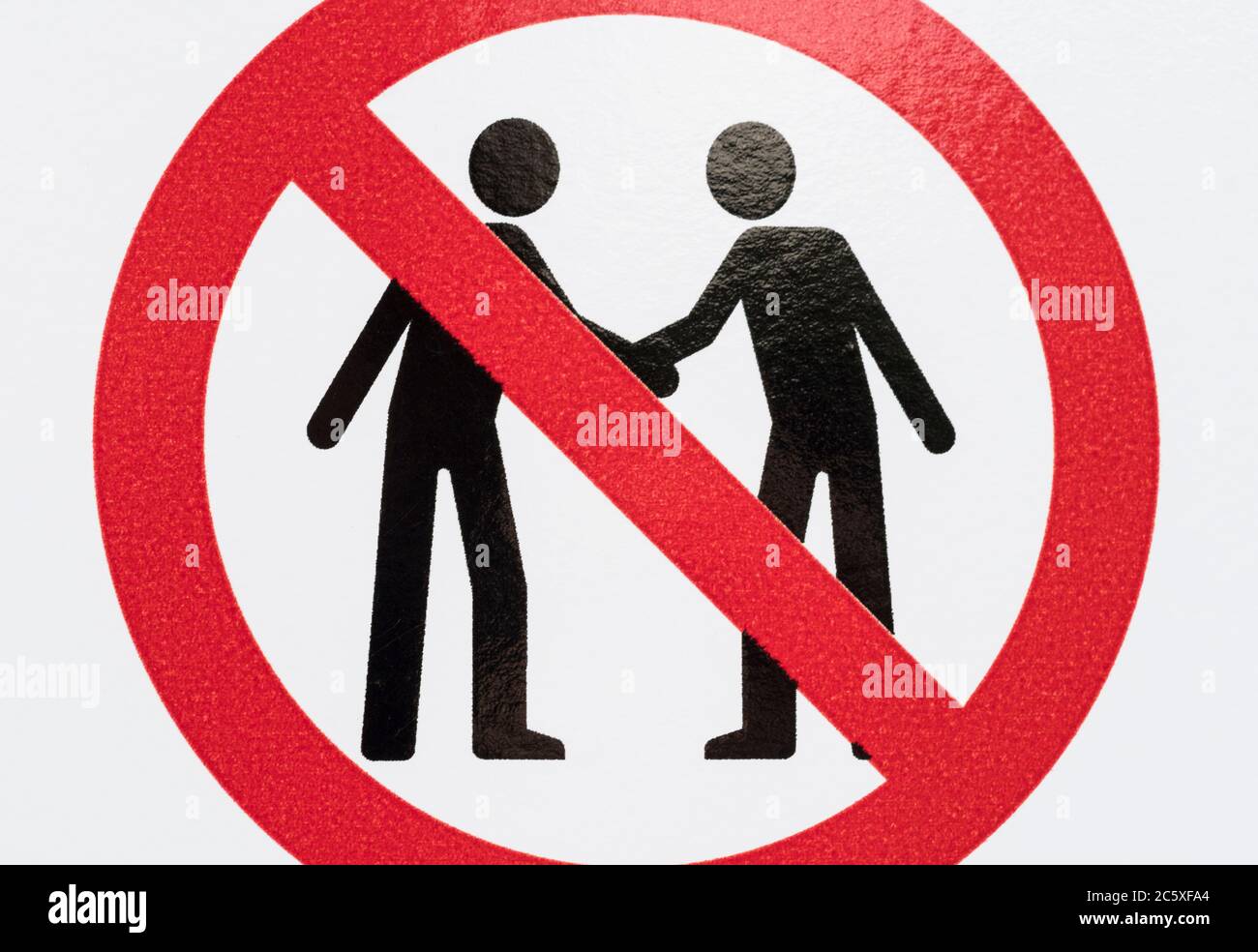 CV19, Covid-19 Schule Sicherheitsmassnahmen Warnschild & Warnpiktogramm. Am Tor der St. winnow Primary School, Lostwithiel. Piktogramm von Angesicht zu Angesicht Stockfoto