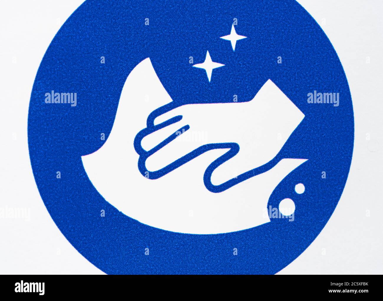 CV19, Covid-19 Schule Sicherheitsmassnahmen Warnschild & Piktogramm am Tor der St winnow Primary School, Lostwithiel. Piktogramm Oberflächen desinfizieren Stockfoto