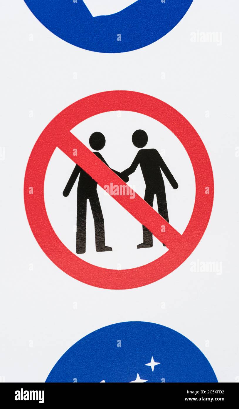 CV19, Covid-19 Schule Sicherheitsmassnahmen Warnschild & Warnpiktogramm am Tor der St. winnow Primary School, Lostwithiel. Piktogramm von Angesicht zu Angesicht Stockfoto