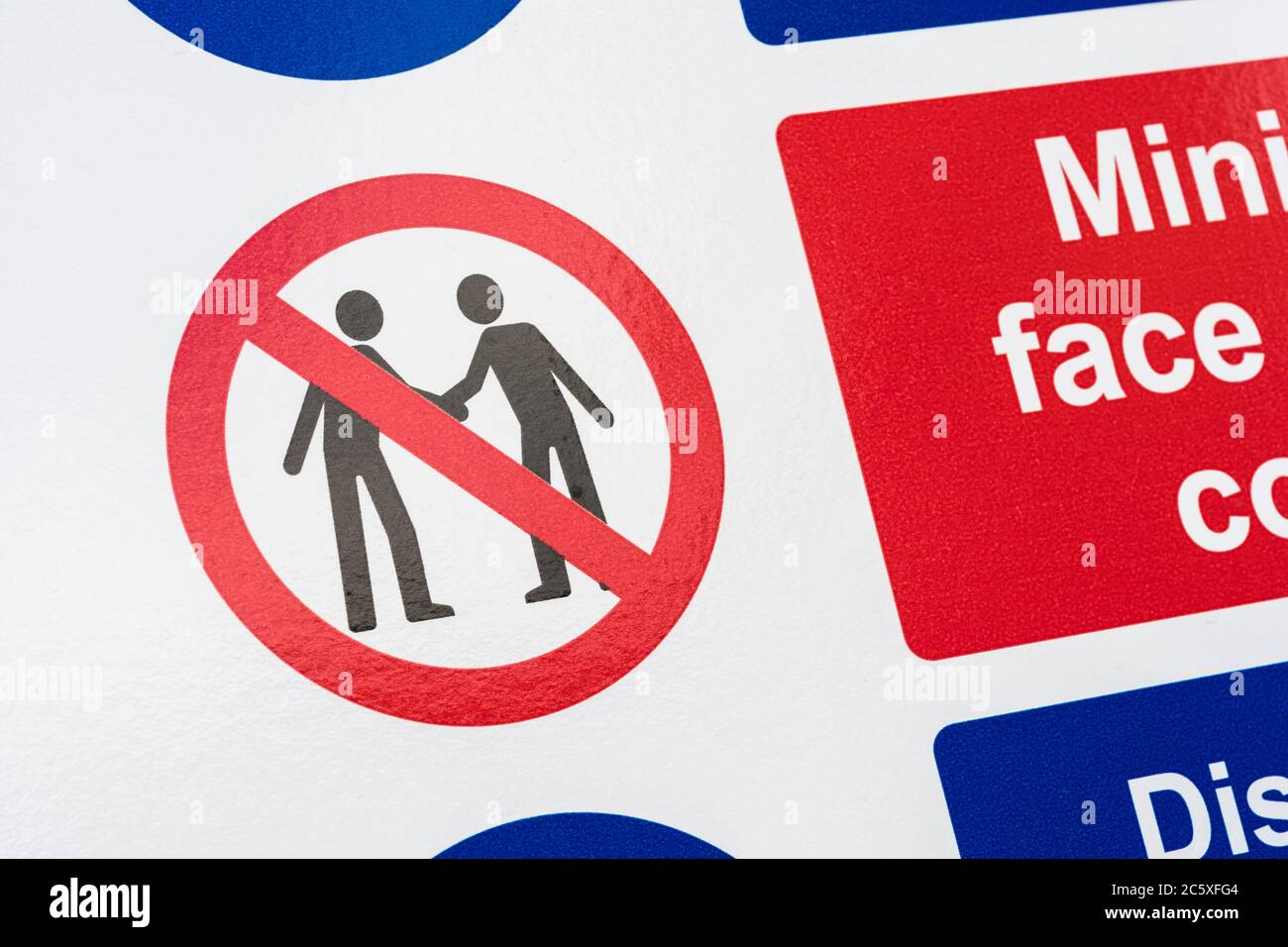 CV19, Covid-19 Schule Sicherheitsmassnahmen Warnschild & Warnpiktogramm am Tor der St. winnow Primary School, Lostwithiel. Piktogramm von Angesicht zu Angesicht Stockfoto
