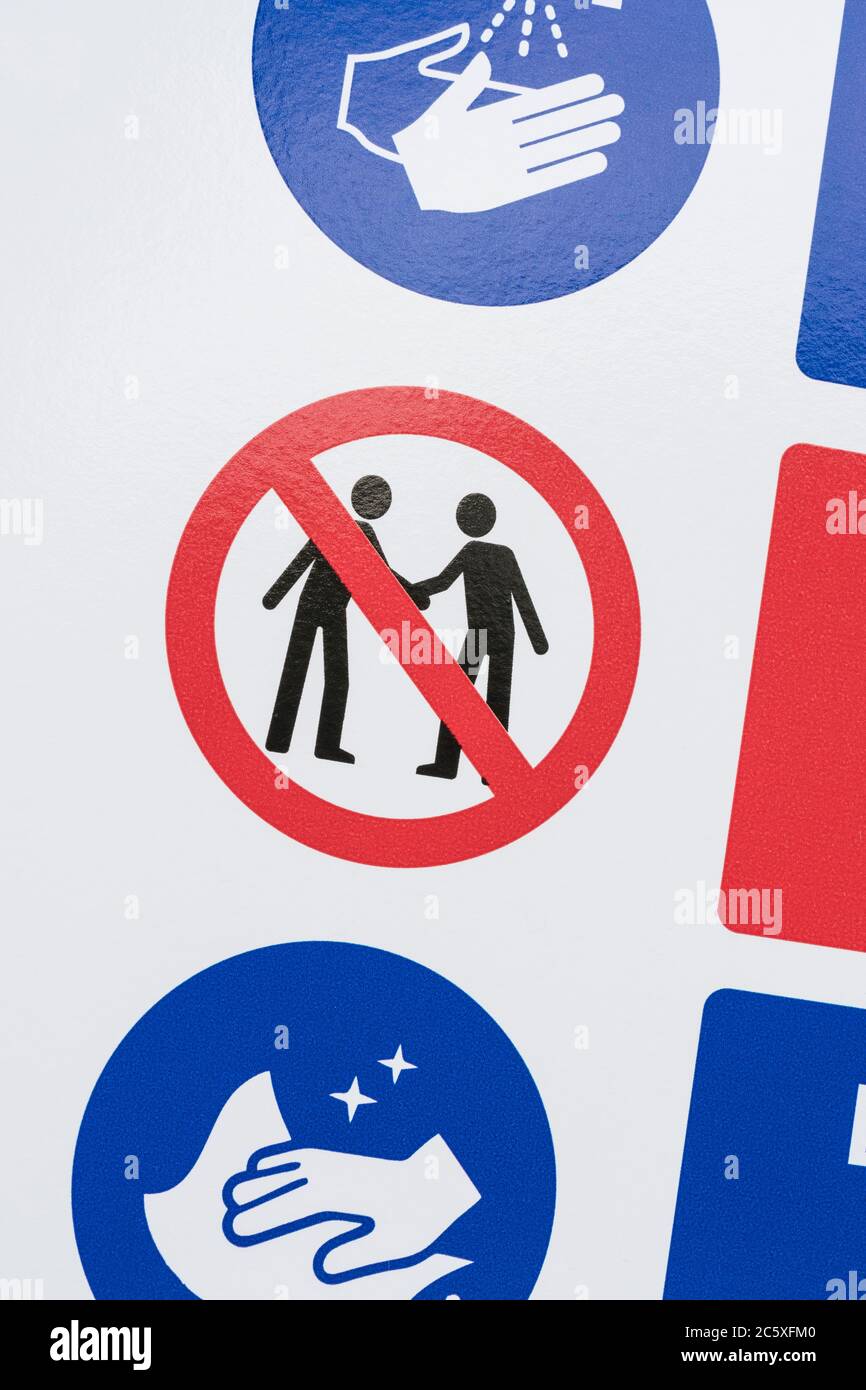 CV19, Covid-19 Schule Sicherheitsmassnahmen Warnschild & Warnpiktogramm am Tor der St. winnow Primary School, Lostwithiel. Piktogramm von Angesicht zu Angesicht Stockfoto