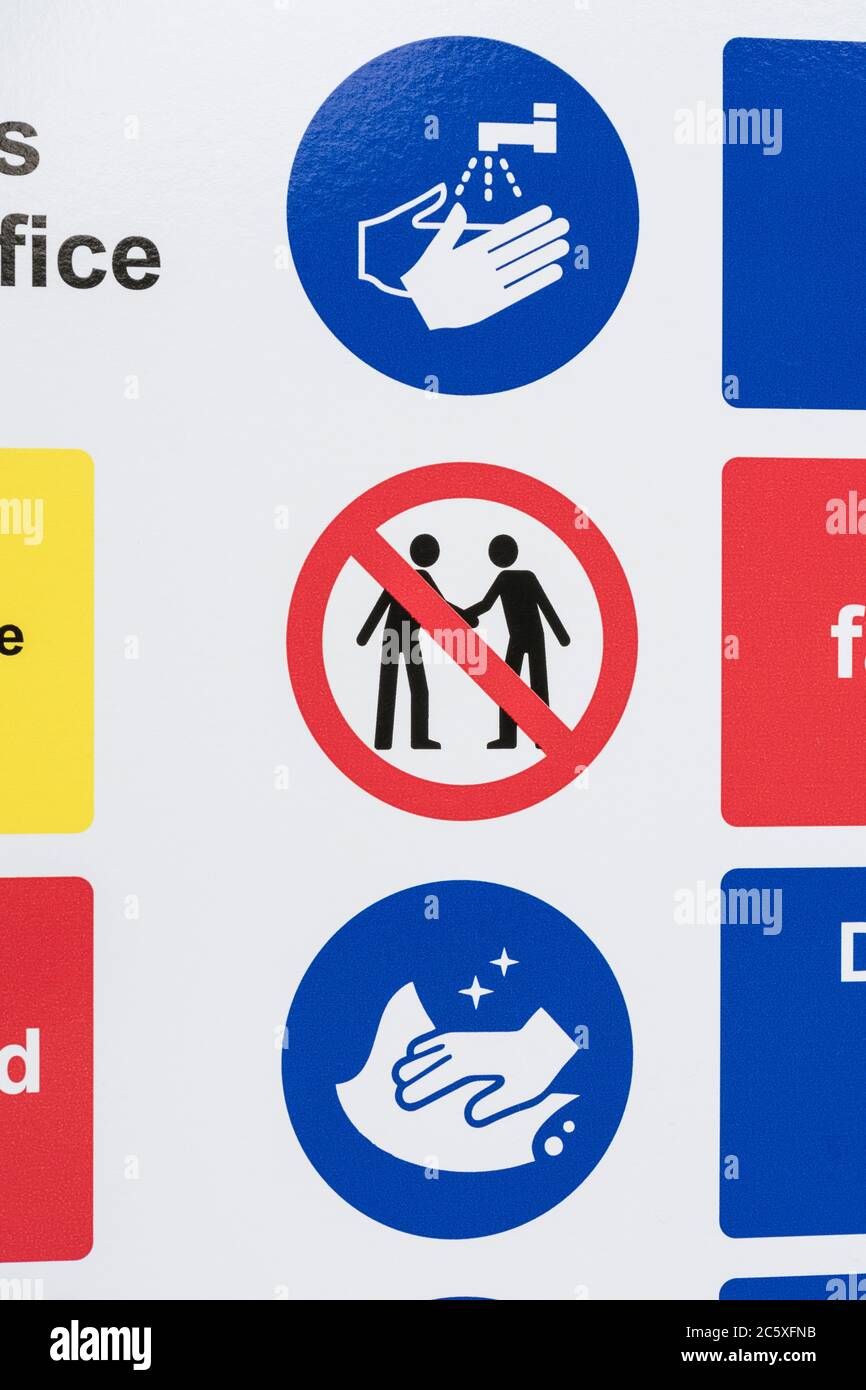 CV19,Covid-19 Schulsicherheitsmaßnahmen Warnschild & Warnpiktogramm am Tor der St. winnow Primary School, Lostwithiel, Face to Face & Wash Hands Pix Stockfoto