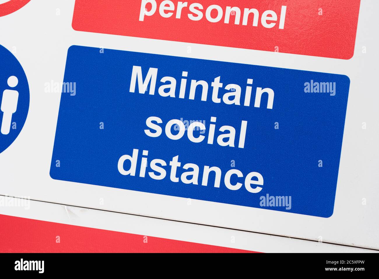 Covid-19 Schule Sicherheitsmassnahmen Warnschild & Warnpiktogramm am Tor der St. winnow Primary School, Lostwithiel. Sozialer Abstand Piktogramm Stockfoto