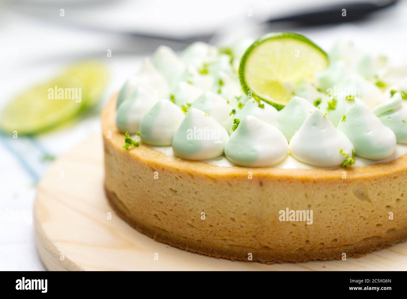 Key Kalk Käse Tarte mit Schlagsahne auf der Oberseite Stockfoto