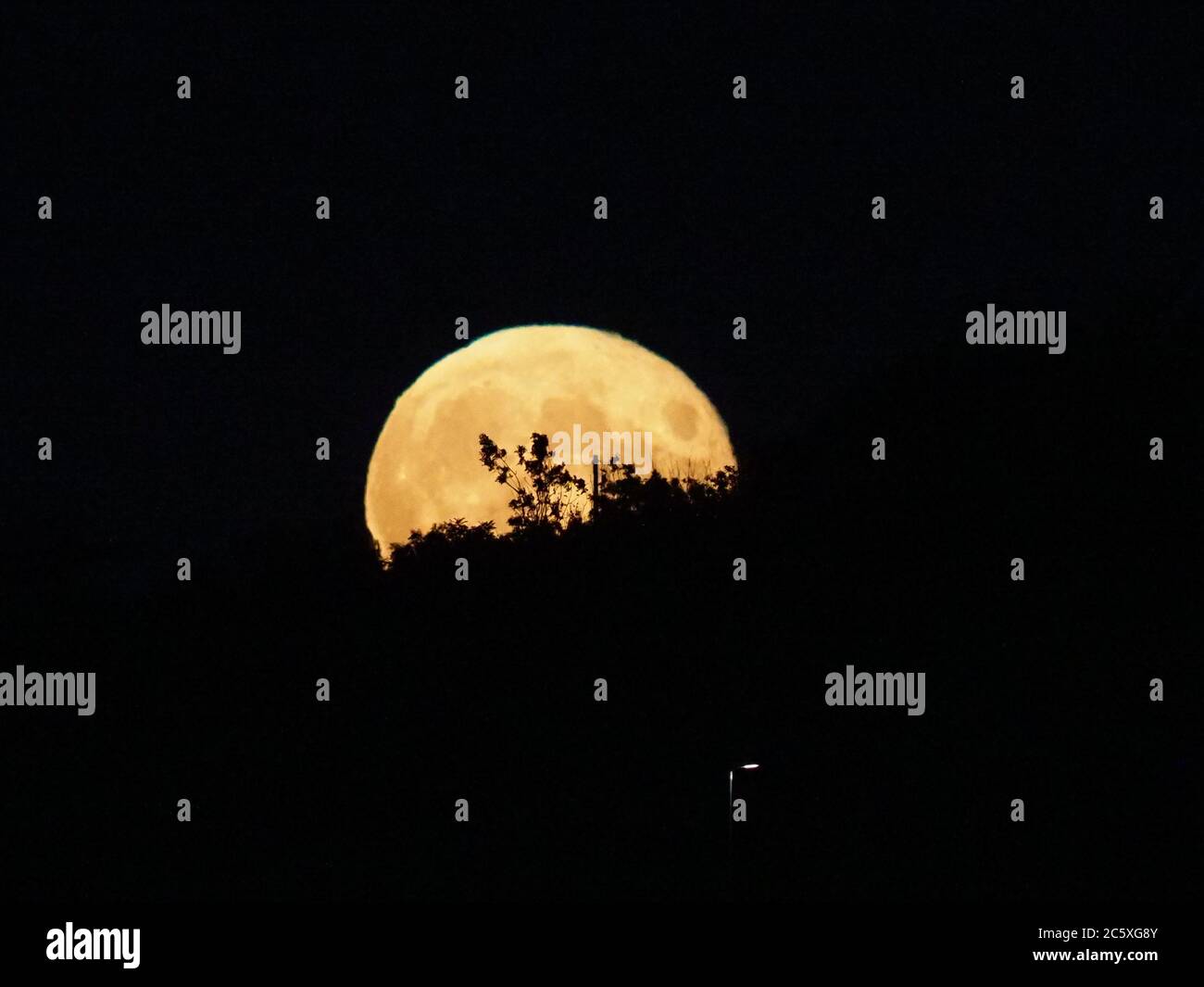 Minster on Sea, Kent, Großbritannien. Juli 2020. UK Wetter: Der volle Buck Mond, der über den Klippen in Minster on Sea, Kent aufsteigt. Quelle: James Bell/Alamy Live News Stockfoto