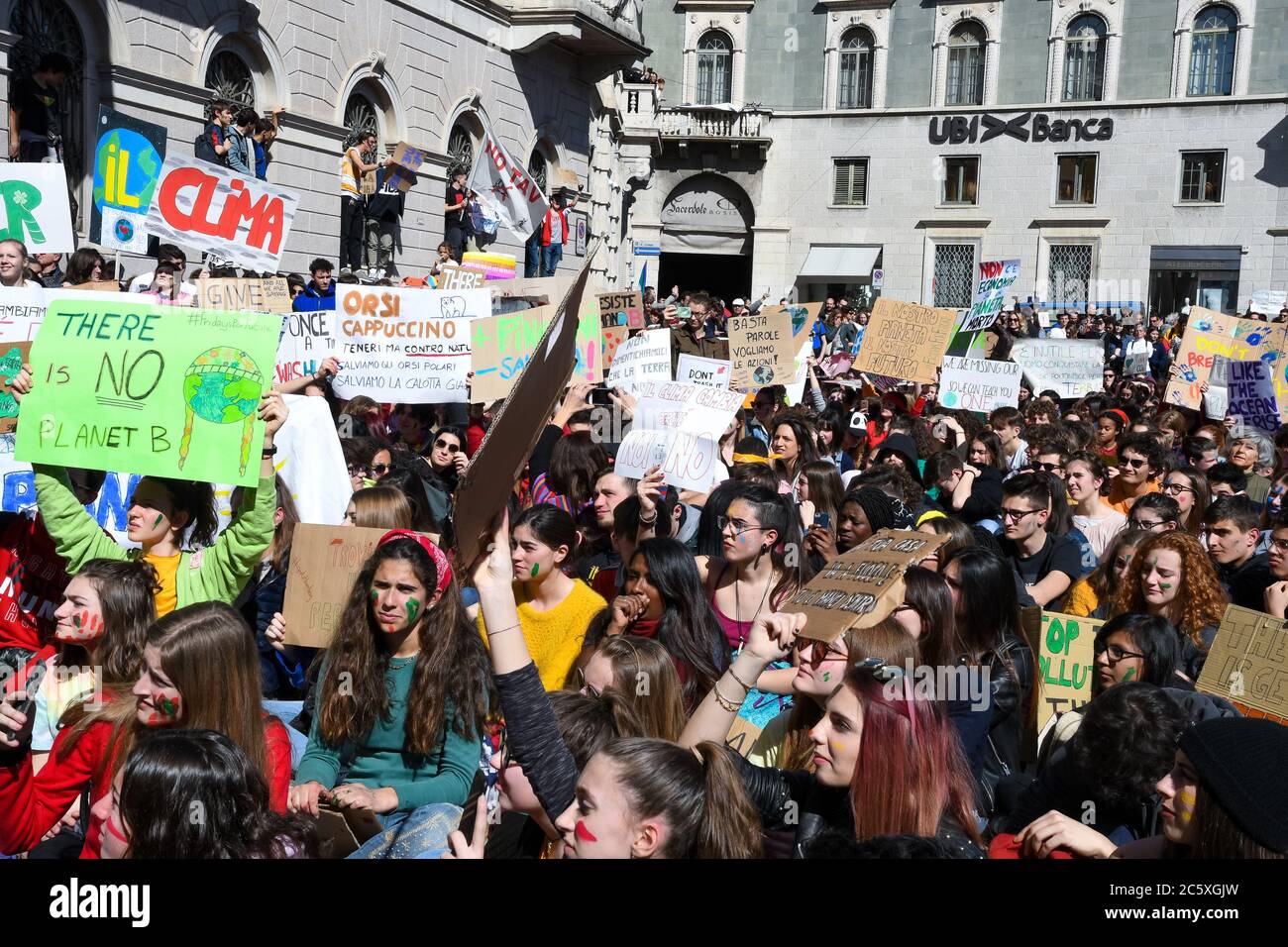 Studenten protestieren während des internationalen Streiks "Fridays for Future" für eine Politik der globalen Erwärmung. Bergamo, Italien. Stockfoto