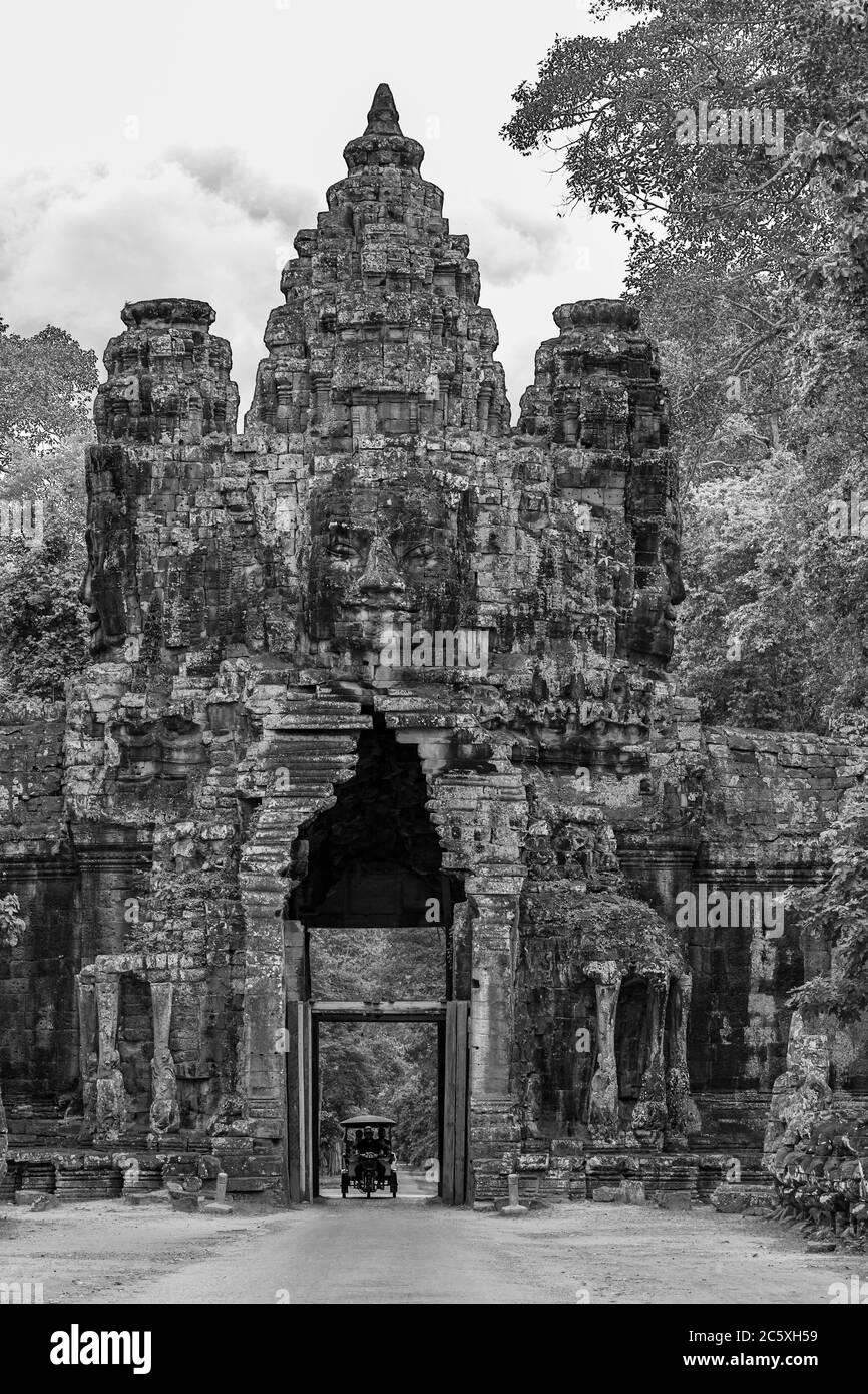 Tuk Tuk, der durch Angkor Them South Gate führt. Siem Reap, Kambodscha. Stockfoto