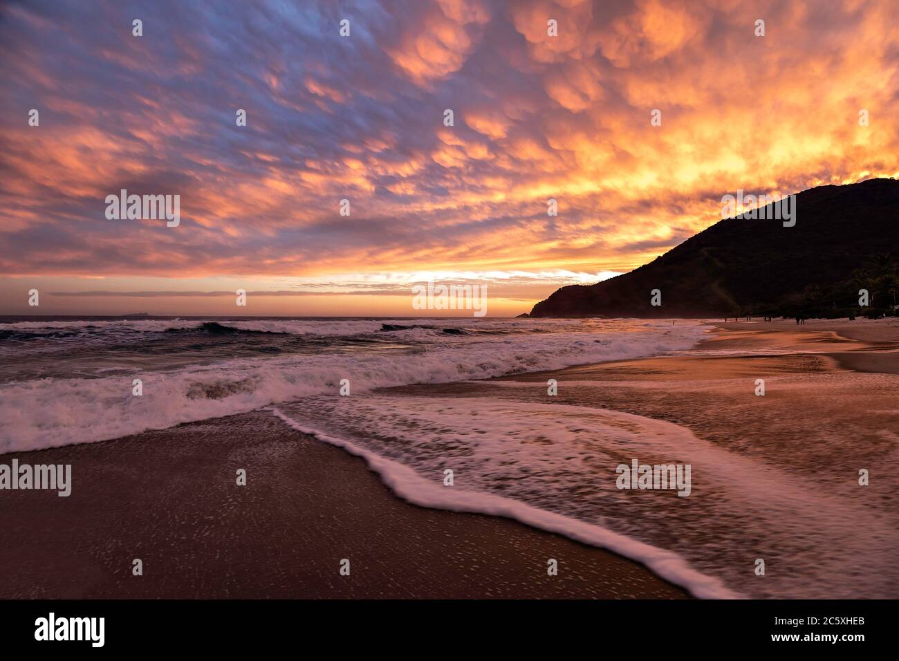 Sonnenuntergang am Strand Stockfoto