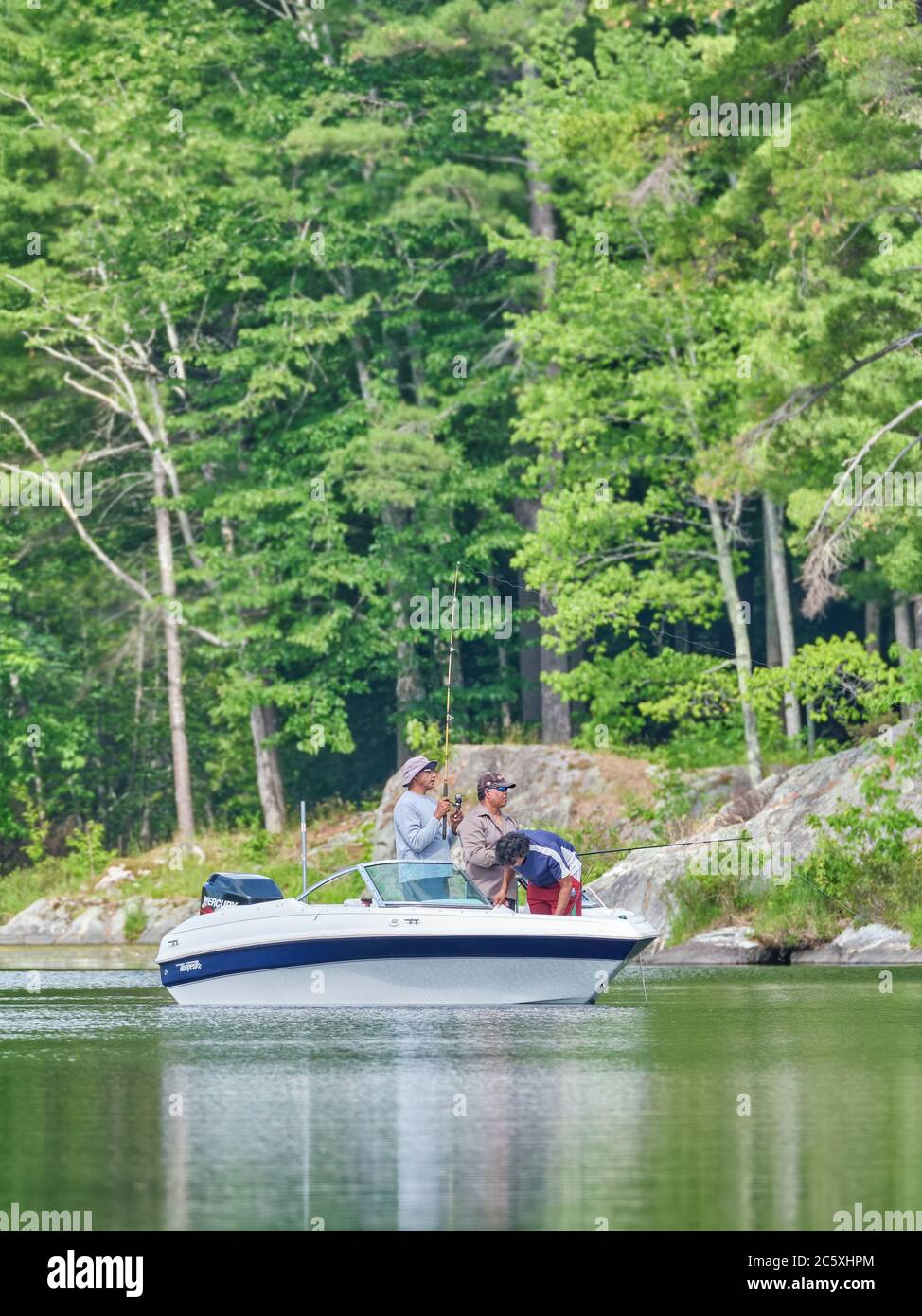 Drei Männer in einem kleinen Boot Sport Angeln an einem sonnigen Tag in Stony Lake in Peterborough County Ontario Kanada. Stockfoto