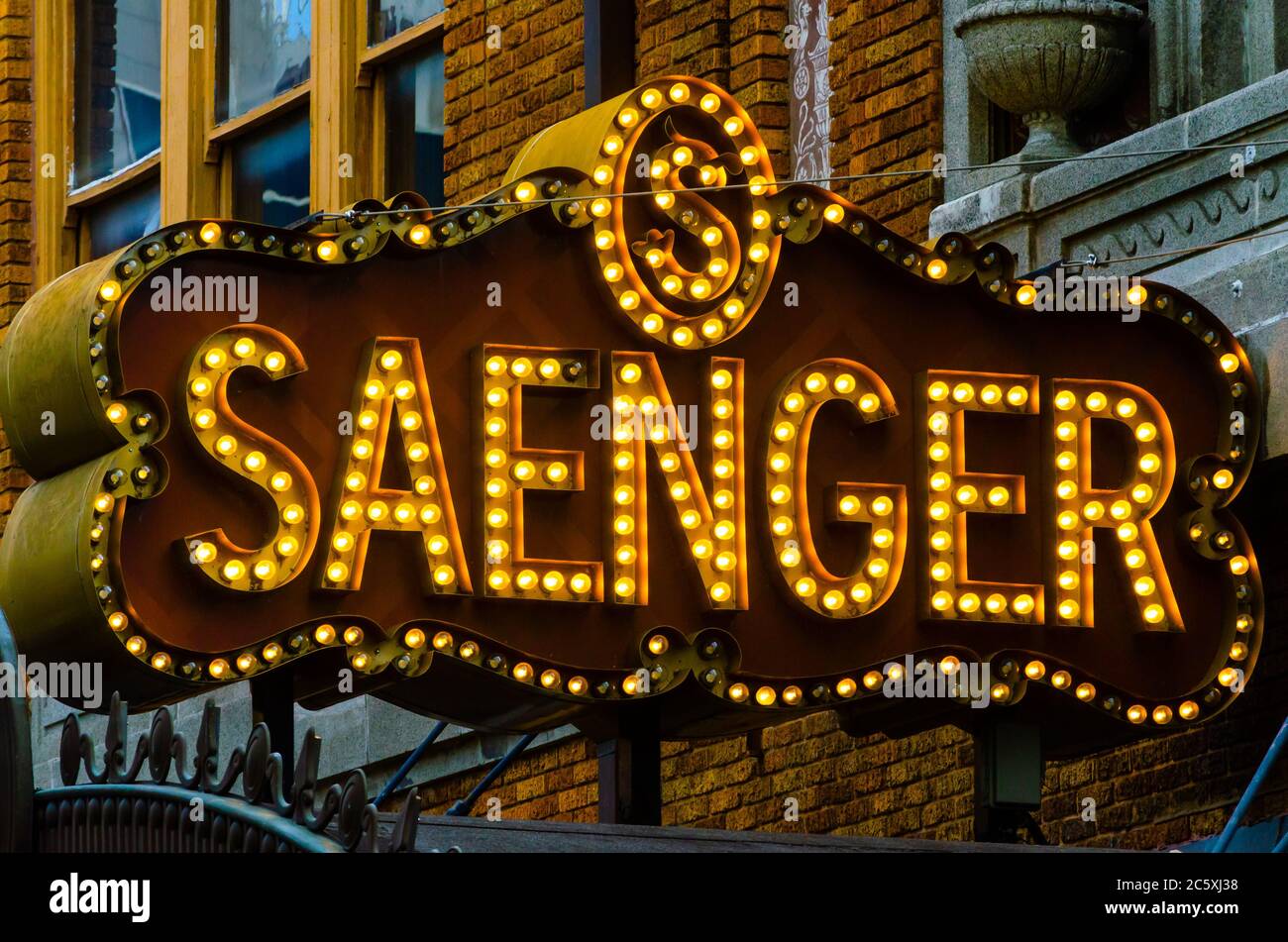 Ein beleuchtetes Schild lädt Passanten zu einer Show im Saenger Theatre am 3. Juli 2020 in Mobile, Alabama, ein. Das Theater wurde 1927 eröffnet. Stockfoto