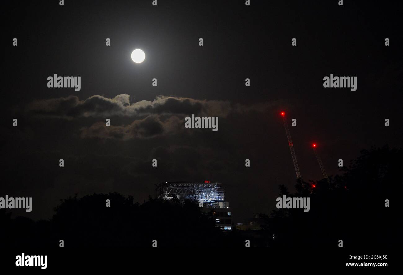 Brighton UK 5. Juli 2020 - heute Nacht Vollmond bekannt als der Buck Moon geht über der Royal Sussex County Hospital Baustelle in Brighton . Ein Vollmond im Juli ist als Buck Moon bekannt und ist nach dem neuen Geweih benannt, das um diese Jahreszeit aus der Stirn eines Bocks hervortritt. : Credit Simon Dack / Alamy Live News Stockfoto