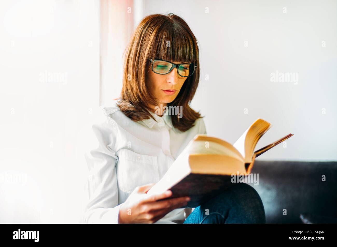 Mädchen mit einem Lesebuch Stockfoto