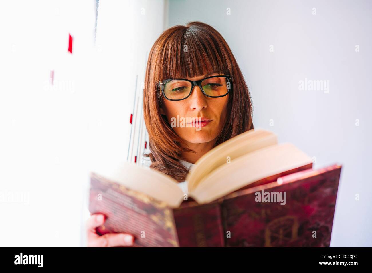 Mädchen mit einem Lesebuch Stockfoto