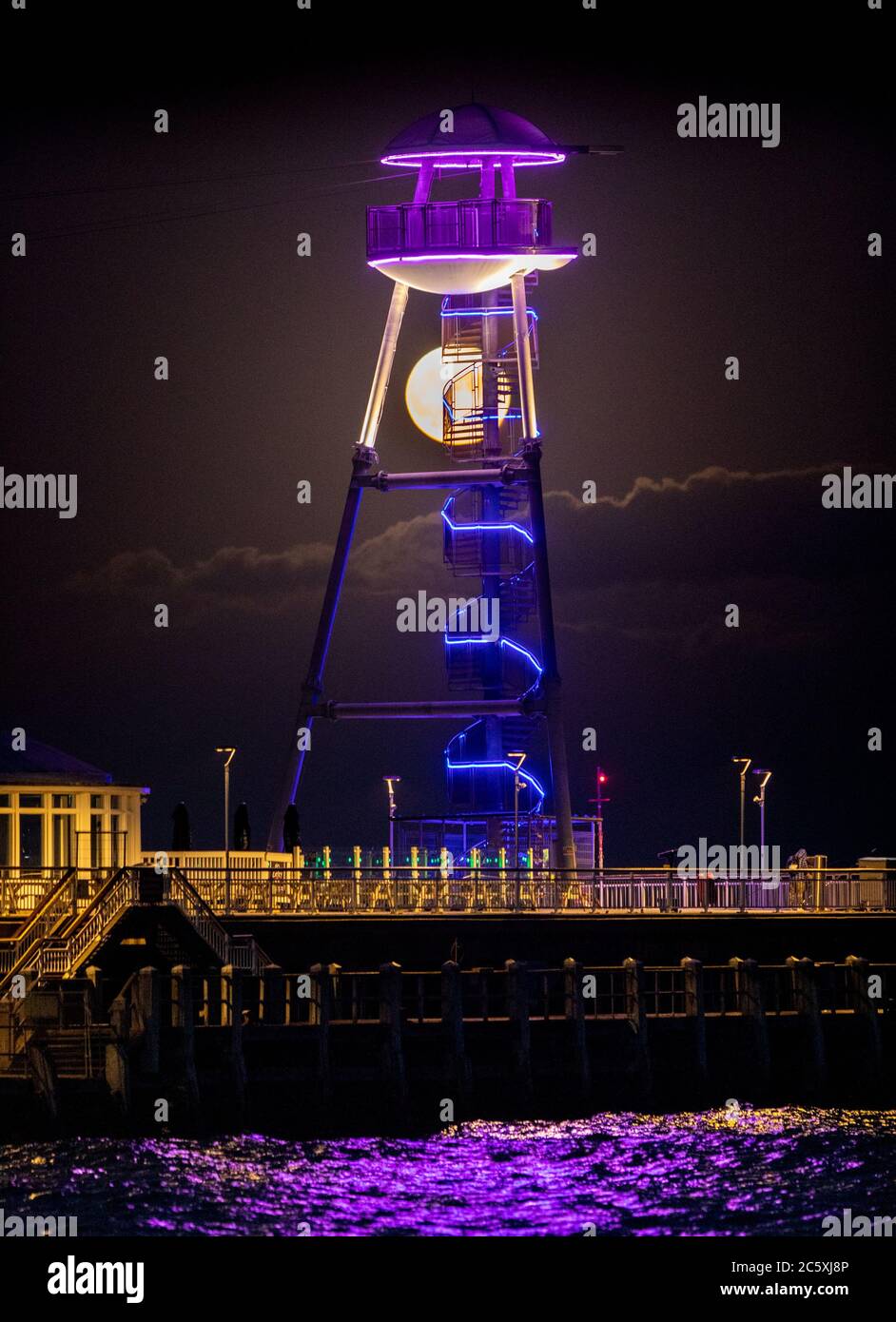 Bournemouth, Großbritannien. Juli 2020. Der Juli-Vollmond, auch bekannt als Buck Moon, steigt über Bournemouth Pier an der Dorset-Küste auf. Kredit: Richard Crease/Alamy Live Nachrichten Stockfoto