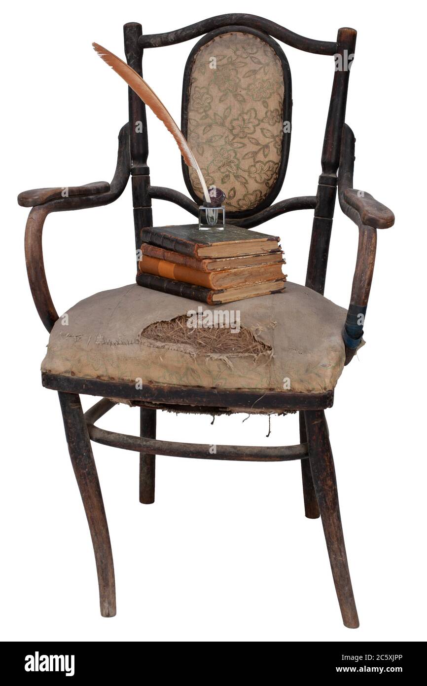 Vintage gebrochenen Holzstuhl mit Büchern und Füllfederhalter mit Tintenfass isoliert auf weißem Hintergrund Stockfoto