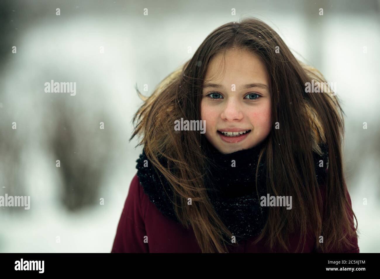 Porträt eines Teenagers im Freien im verschneiten Winter. Stockfoto