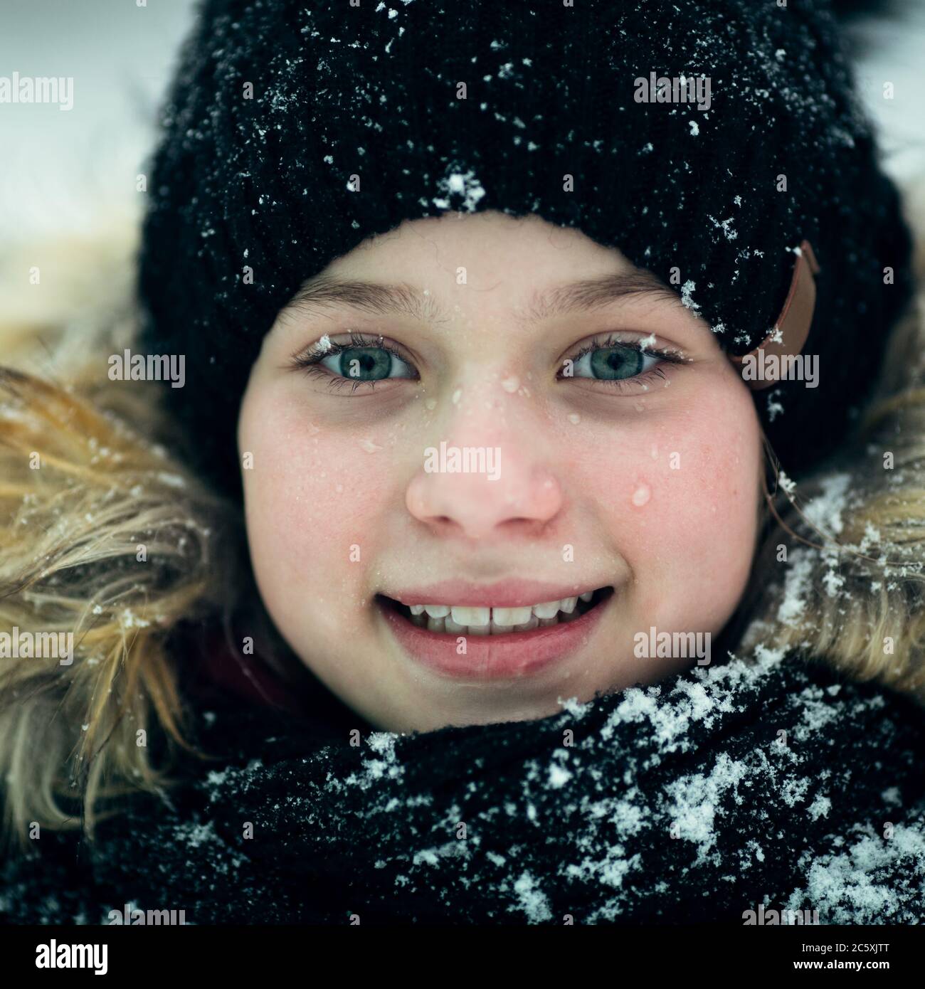 Nahaufnahme Porträt eines Teenagers im Winter im Freien. Stockfoto