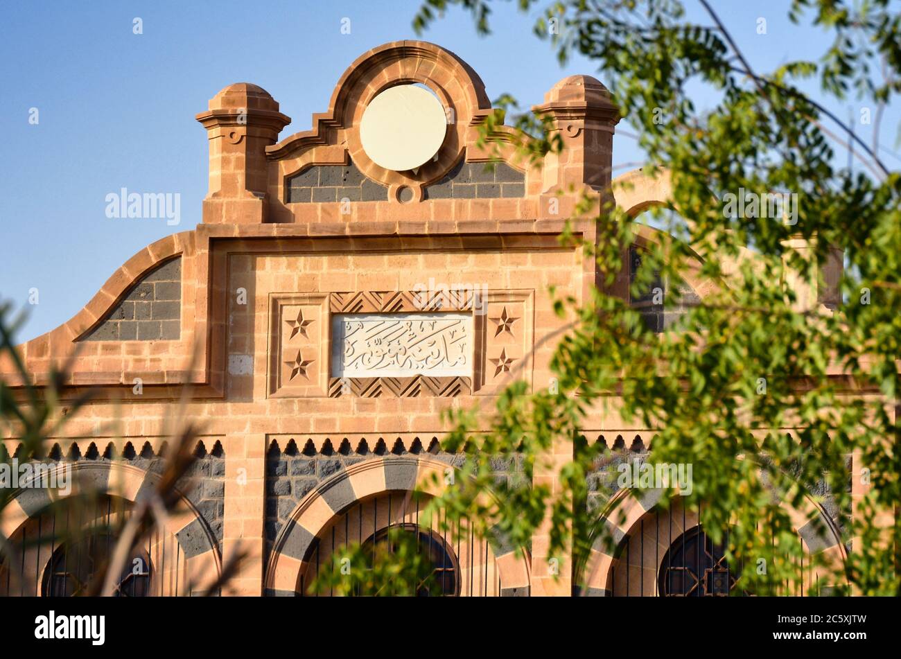 Die Fassade des Hauptgebäudes von Medina Bahnhof, zeigt die Plakette mit dem Namen der Stadt (Al Madinah Al Munawwarah) in Arabisch eingraviert. Stockfoto