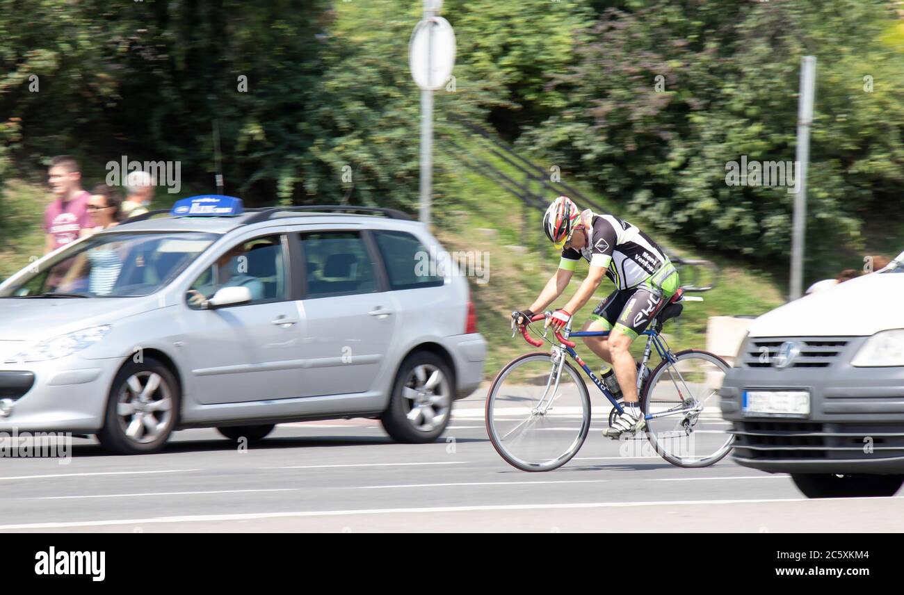 Belgrad, Serbien - 4. Juli 2020: Reifer Mann im Radtrikot-Outfit Fahrrad fahren im Stadtverkehr Stockfoto