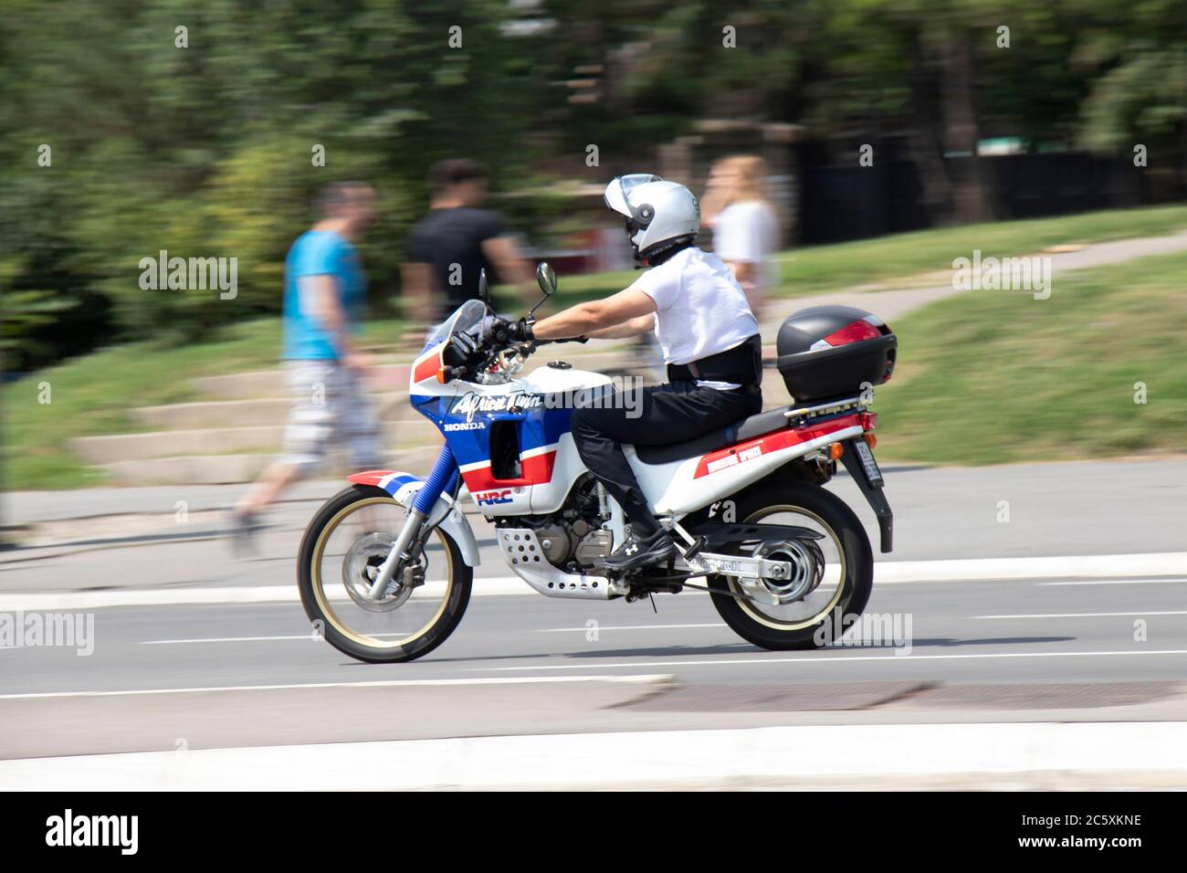 Belgrad, Serbien - 4. Juli 2020: Mann auf einem schnellen Enduro Motorrad auf der Straße der Stadt an einem Sommertag Stockfoto