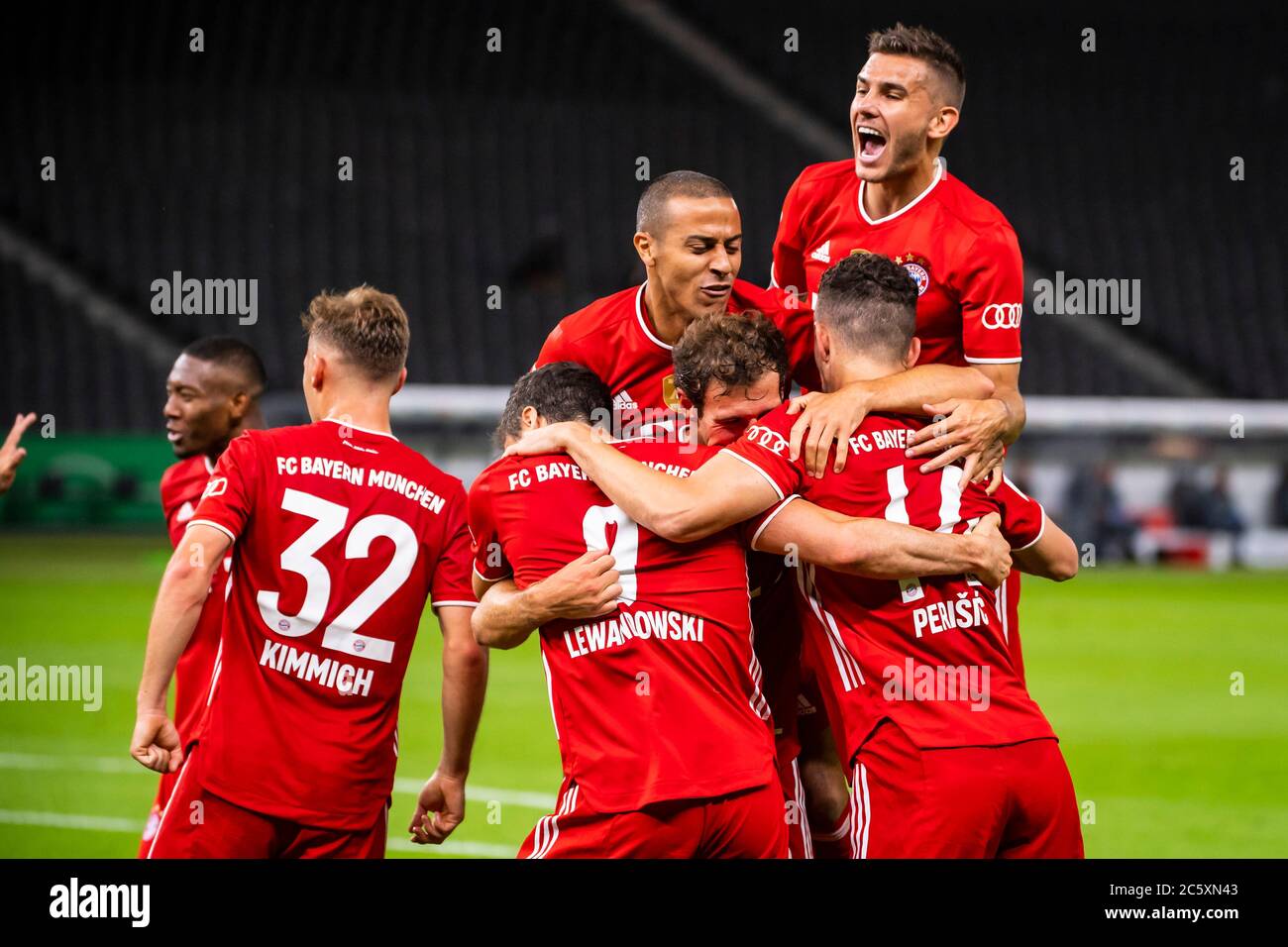 Berlin, 4. Juli 2020, Robert LEWANDOWSKI, FCB 9 feiert sein Tor, glücklich, lachen, feiern, 4-1 mit Lucas HERNANDEZ (FCB 21) Thiago ALCANTARA, FCB 6 Ivan PERISIC, FCB 14 beim DFB Pokal Finalspiel FC BAYERN MÜNCHEN - BAYER 04 LEVERKUSEN 4-2 in der Saison 2019/2020 , FCB Foto: © Peter Schatz / Alamy Live News / Kevin Voigt/Jan Hübner/Pool - die DFB-BESTIMMUNGEN VERBIETEN DIE VERWENDUNG VON FOTOGRAFIEN als BILDSEQUENZEN und/oder QUASI-VIDEO - Nationale und internationale Nachrichtenagenturen AUSSCHLIESSLICH für redaktionelle Verwendung Stockfoto