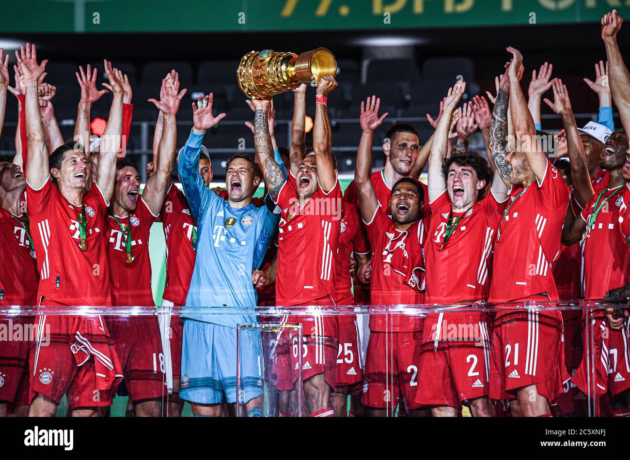 Berlin, 4. Juli 2020, Siegerehrung: Manuel NEUER, FCB 1 Serge GNABRY, FCB 22 Niklas SUELE, FCB 4 Thomas MUELLER, MÜLLER, FCB 25 Joshua KIMMICH, FCB 32 Thiago ALCANTARA, FCB 6 Lifts Trophy, Jerome BOATENG (FCB 17) Leon GORETZKA, FCB 18 Benjamin PAVARD, FCB 5 Robert LEWANDOWSKI, FCB 9 Ivan PERISIC, FCB 14 Lucas HERNANDEZ (FCB 21) Thomas MUELLER, MÜLLER, FCB 25 Philippe COUTINHO, FCB 10 Corentin TOLISSO, FCB 24 Thiago ALCANTARA, FCB 6 Javi MARTINEZ, FCB 8 Niklas SUELE, FCB 4 Sven ULREICH, FCB 26 Torwart David ALABA, FCB 27 FCB Co-Trainer Hermann GERLAND, Trainer Hansi STREIFEN ( Stockfoto