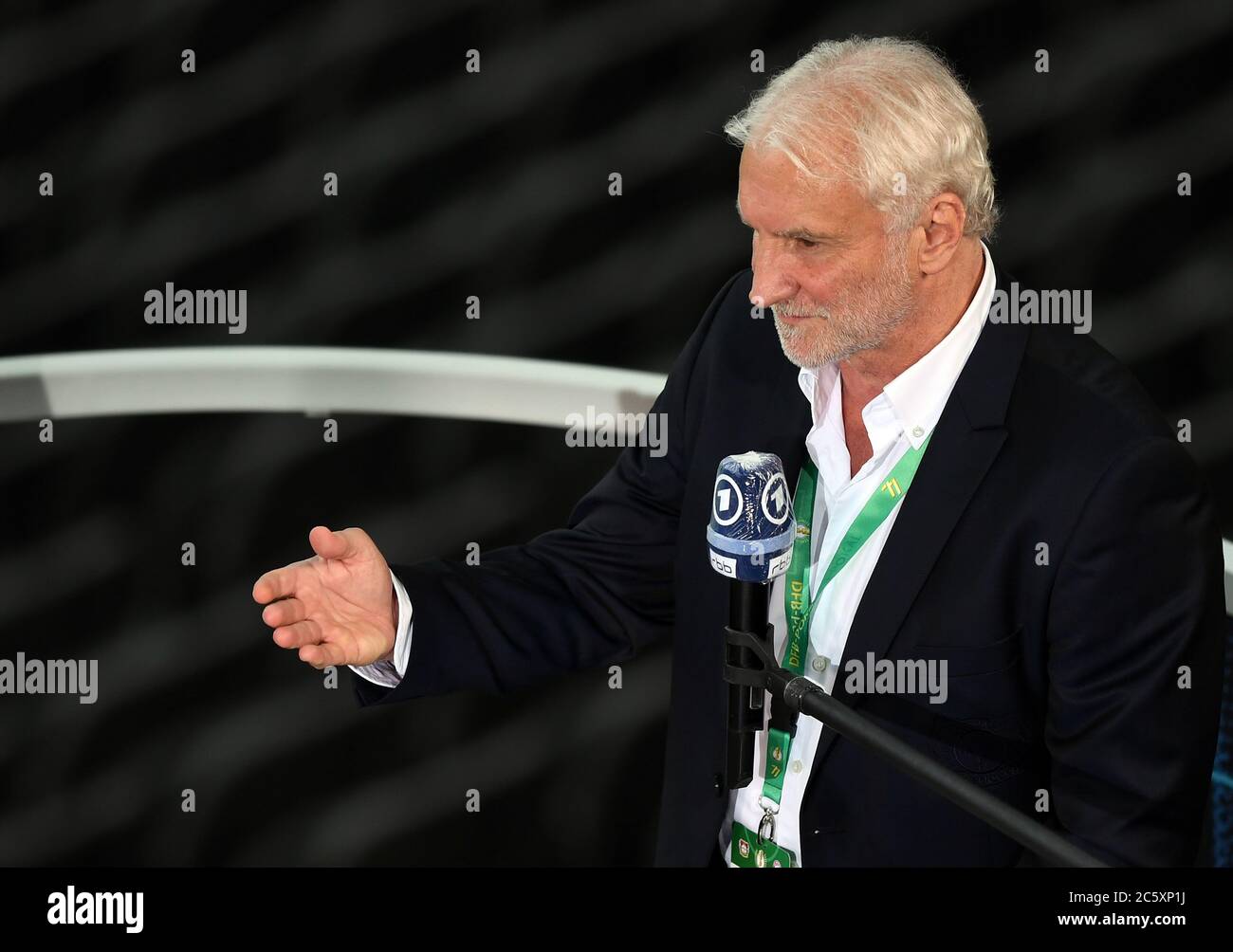 Berlin, 4. Juli 2020, Rudi Voeller ,Sportchef Leverkusen beim DFB Pokal Finalspiel FC BAYERN MÜNCHEN - BAYER 04 LEVERKUSEN 4-2 in der Saison 2019/2020 , FCB Foto: © Peter Schatz / Alamy Live News / Matthias Koch/Pool - die DFB-BESTIMMUNGEN VERBIETEN DIE VERWENDUNG VON FOTOGRAFIEN als BILDSEQUENZEN und/oder QUASI-VIDEO - Nationale und internationale Nachrichtenagenturen AUSSCHLIESSLICH zur redaktionellen Verwendung Stockfoto