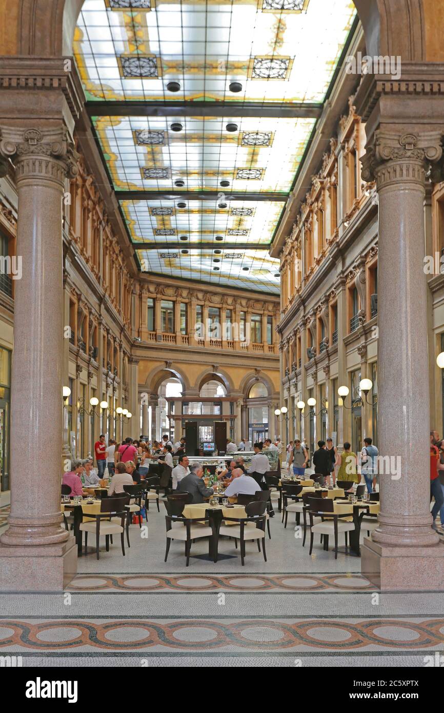 Rom, Italien - 30. Juni 2014: Menschen sitzen im Café in der Galleria Alberto Sordi Shopping Arcade in Rom, Italien. Stockfoto