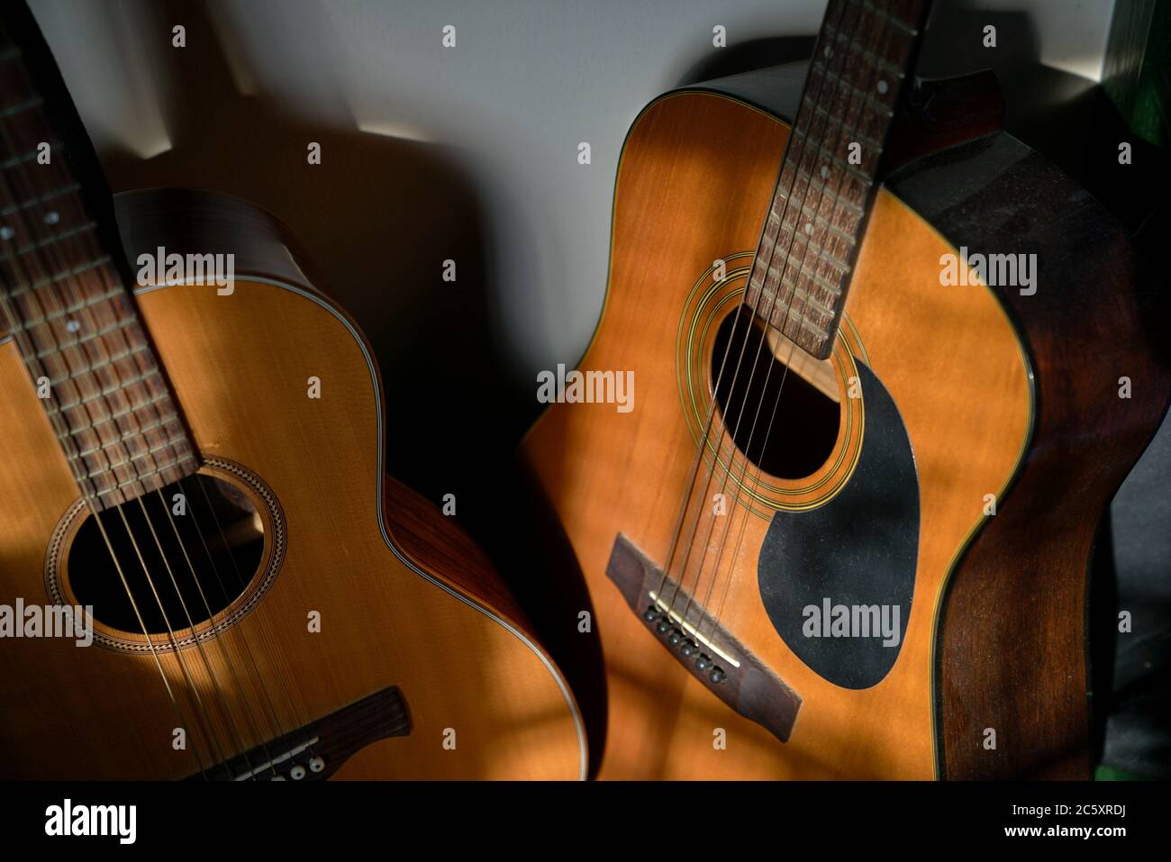 Zwei klassische Gitarren an der Wand. Weitwinkelansicht. Stockfoto