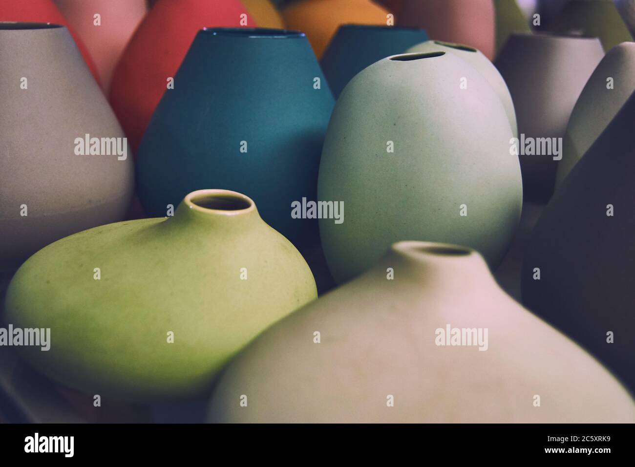 Bunte handgemachte Keramik in einem Keramikgeschäft Stockfoto