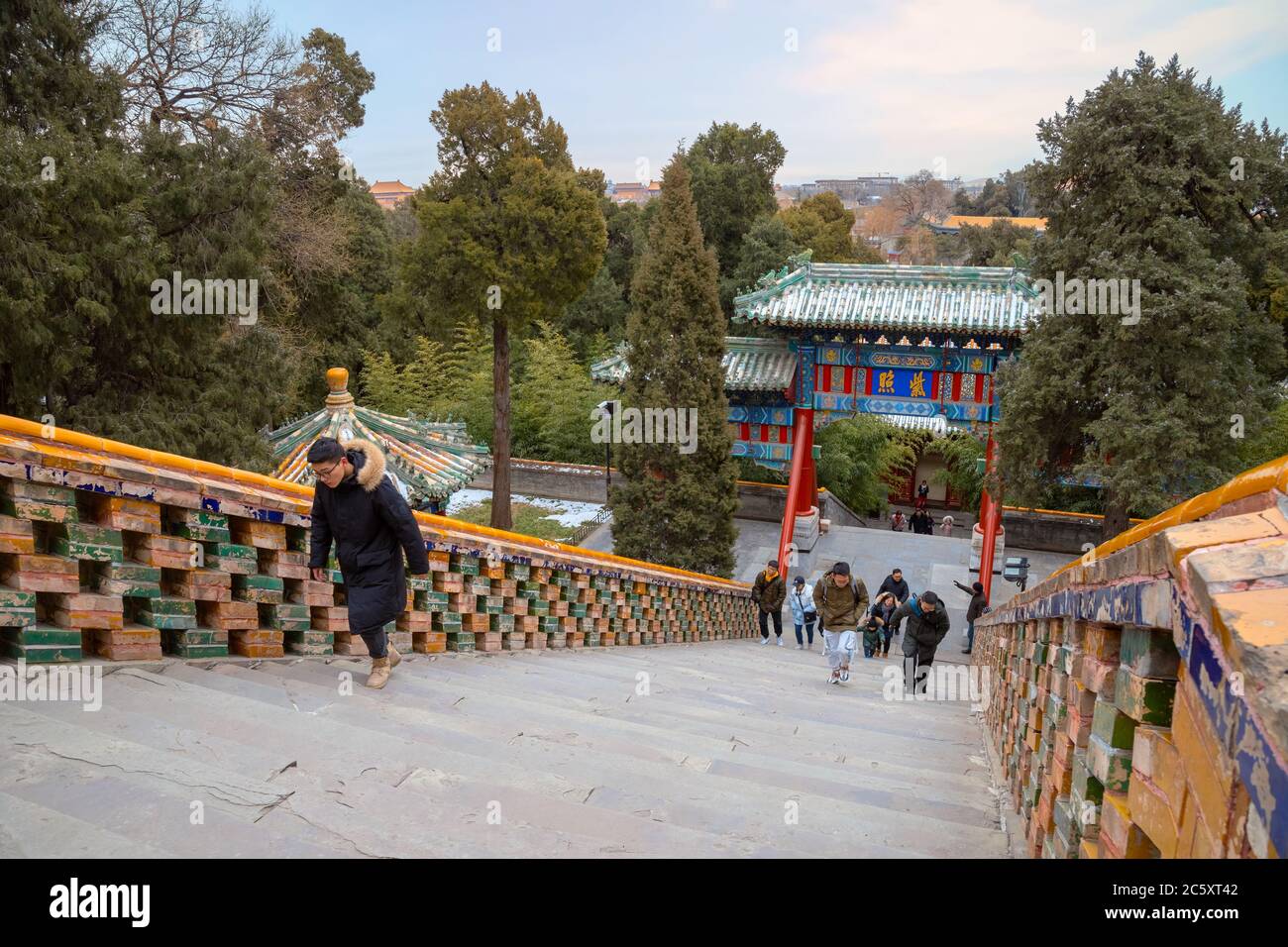 Peking, China - Jan 11 2020: Yongan Tempel (Tempel des ewigen Friedens) im Herzen des Beihai Park in Jade Flower Island. Hier finden Sie die Stockfoto