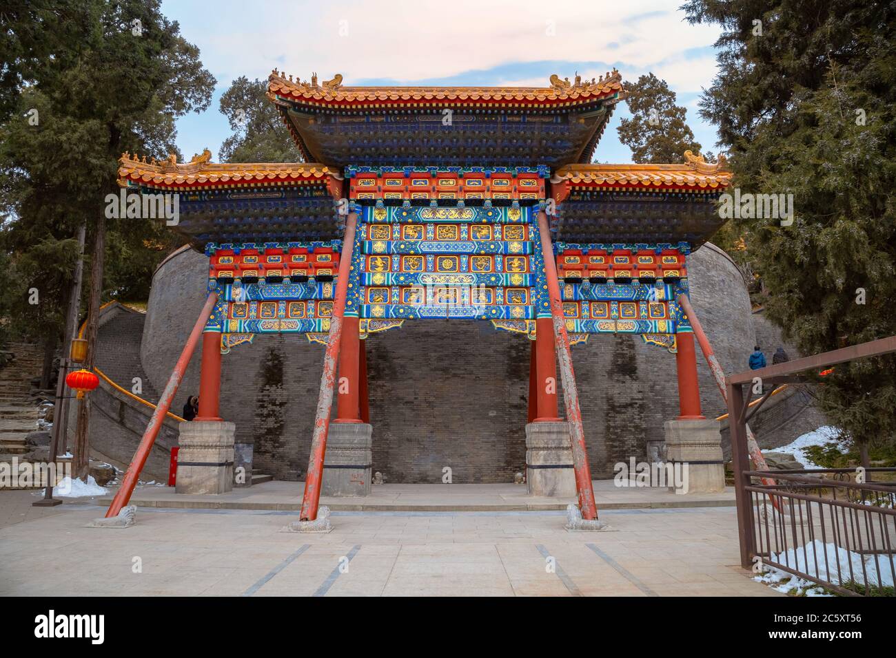 Peking, China - Jan 11 2020: Yongan Tempel (Tempel des ewigen Friedens) im Herzen des Beihai Park in Jade Flower Island. Hier finden Sie die Stockfoto