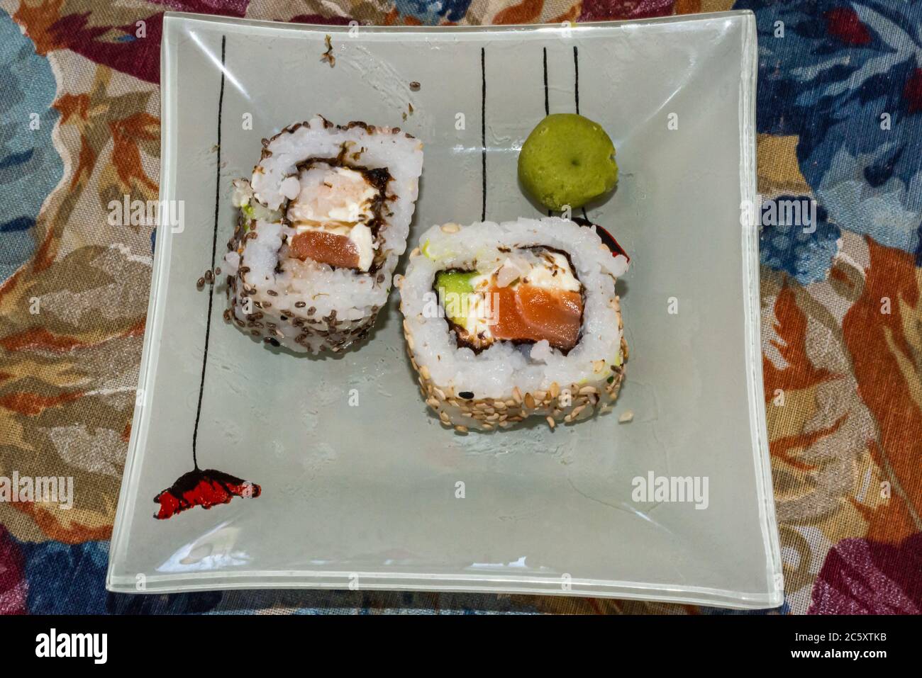 Das japanische Sushi-Essen ist ausgezeichnet. Maki und Brötchen mit ...