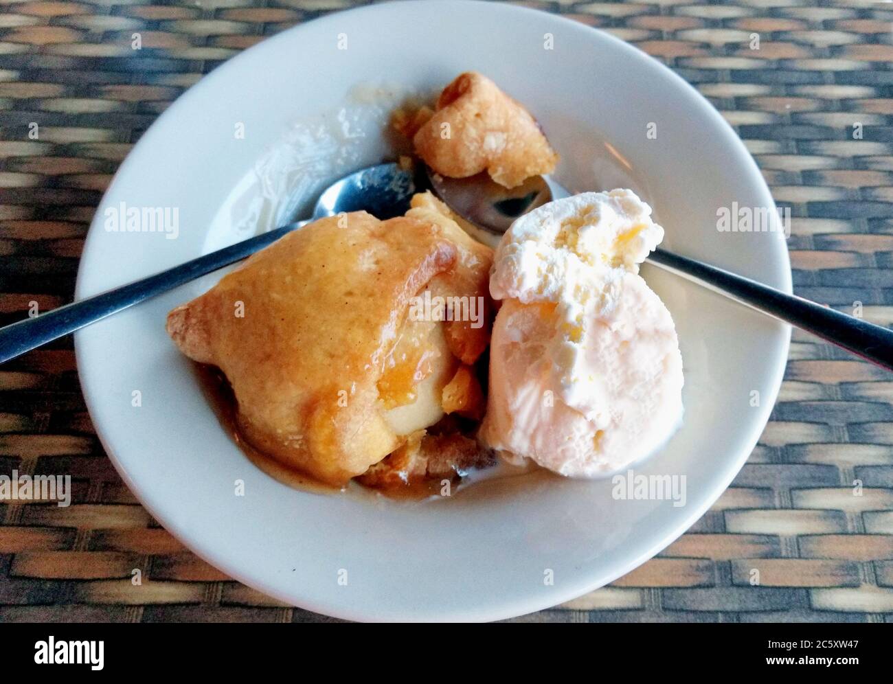 Süße Apfelknödel mit Vanilleeis und Karamellsoße Stockfoto