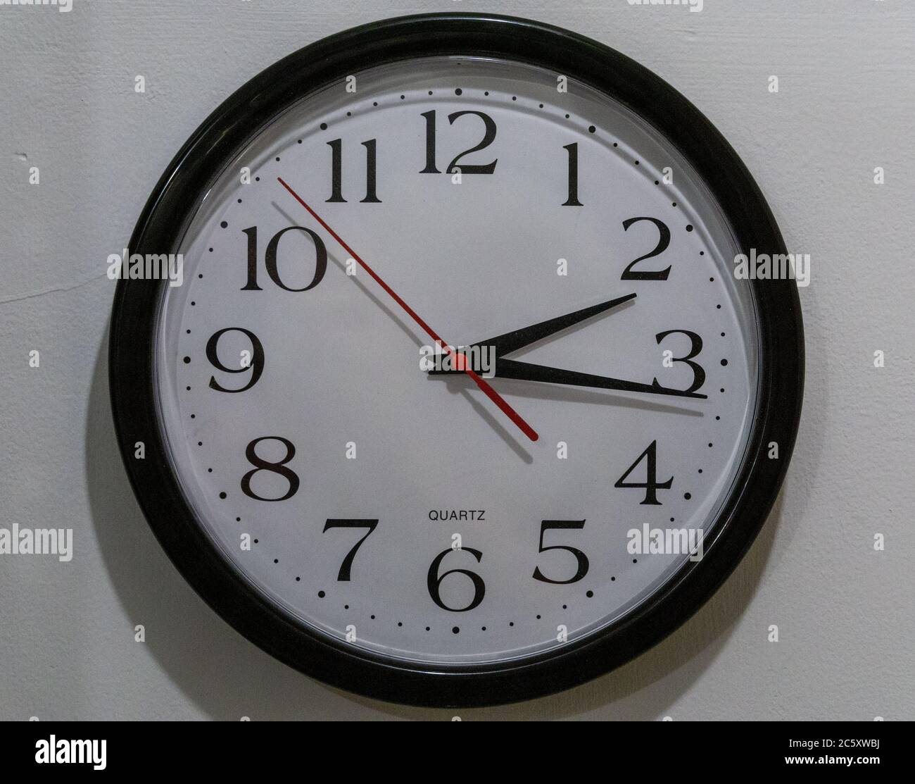 Die analoge Uhr zeigt die Zeit 2:16 und 53 Sekunden an Stockfoto