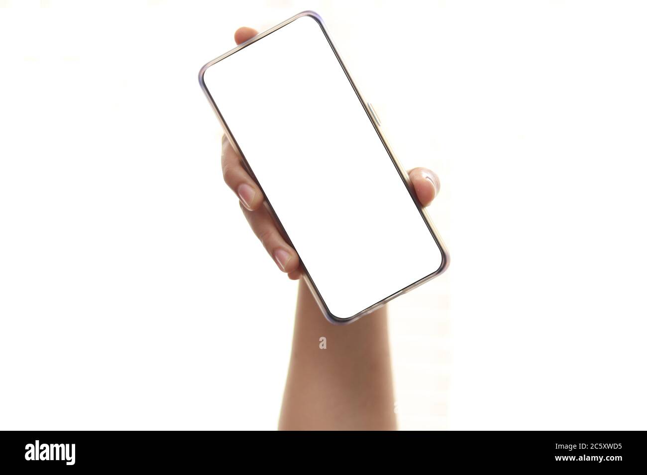 Nahaufnahme von Erwachsenen Hand halten Telefon isoliert auf weißem, Modell-Smartphone weißen Farbe leeren Bildschirm Stockfoto