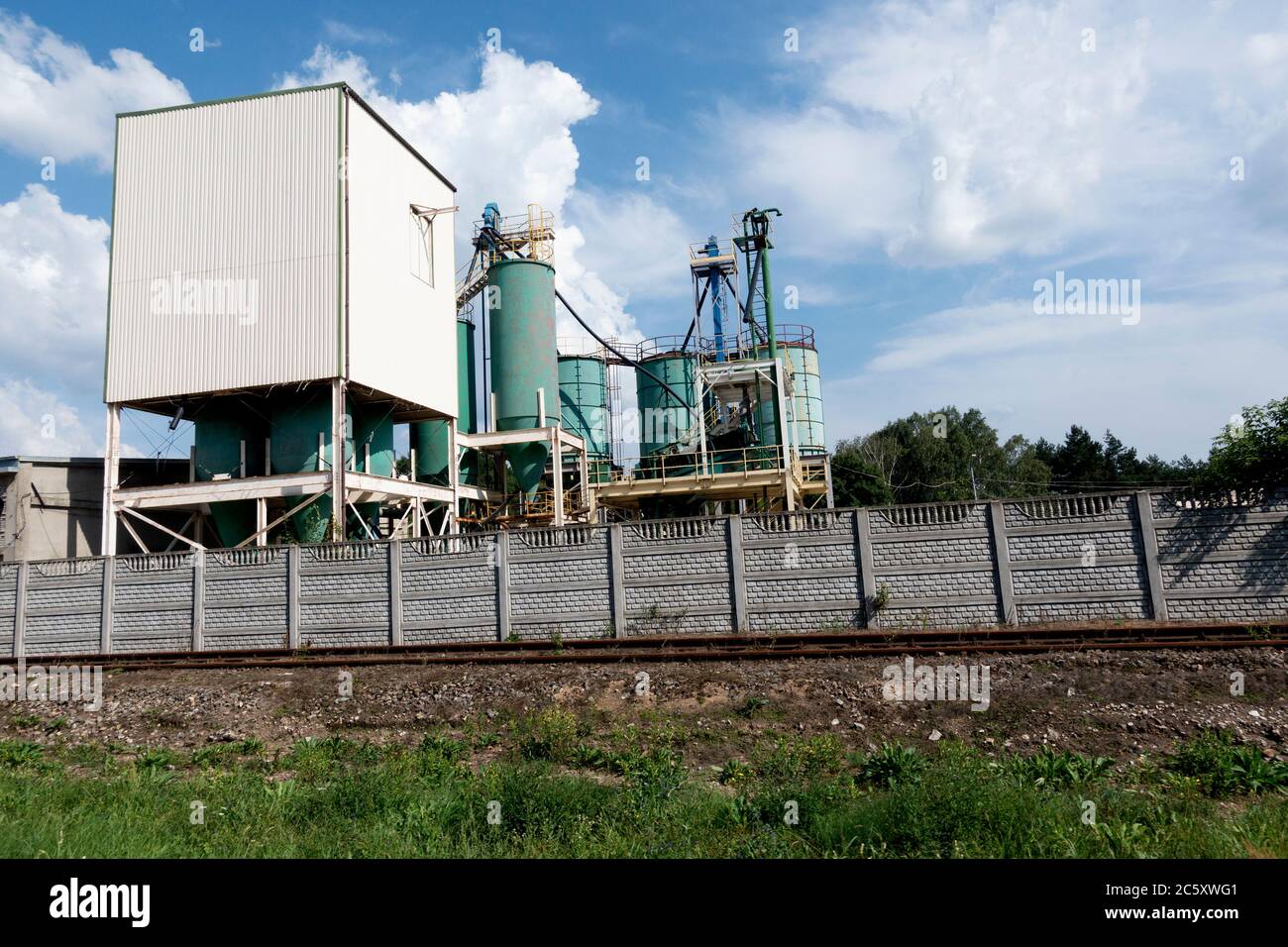 Große Fabrik entlang der Autobahn außerhalb Tomaszow, Polen. Tomaszow Mazowiecki Mittelpolen Stockfoto