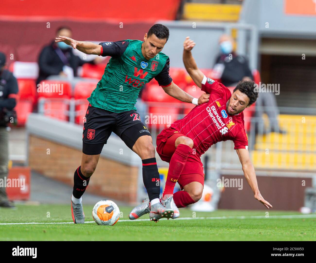 Liverpool. Juli 2020. Alex Oxlade-Chamberlain (R) von Liverpool fordert Anwar El Ghazi von Aston Villa während des Premier League-Spiels zwischen Liverpool und Aston Villa am 5. Juli 2020 in Anfield in Liverpool, Großbritannien, heraus.NUR FÜR REDAKTIONELLE VERWENDUNG. NICHT FÜR MARKETING- ODER WERBEKAMPAGNEN. KEINE VERWENDUNG MIT NICHT AUTORISIERTEN AUDIO-, VIDEO-, DATEN-, FIXTURE-LISTEN, CLUB/LEAGUE-LOGOS ODER „LIVE“-DIENSTEN. ONLINE-IN-MATCH-NUTZUNG AUF 45 BILDER BESCHRÄNKT, KEINE VIDEOEMULATION. KEINE VERWENDUNG IN WETTEN, SPIELEN ODER EINZELNEN CLUB/LEAGUE/PLAYER-PUBLIKATIONEN. Quelle: Xinhua/Alamy Live News Stockfoto