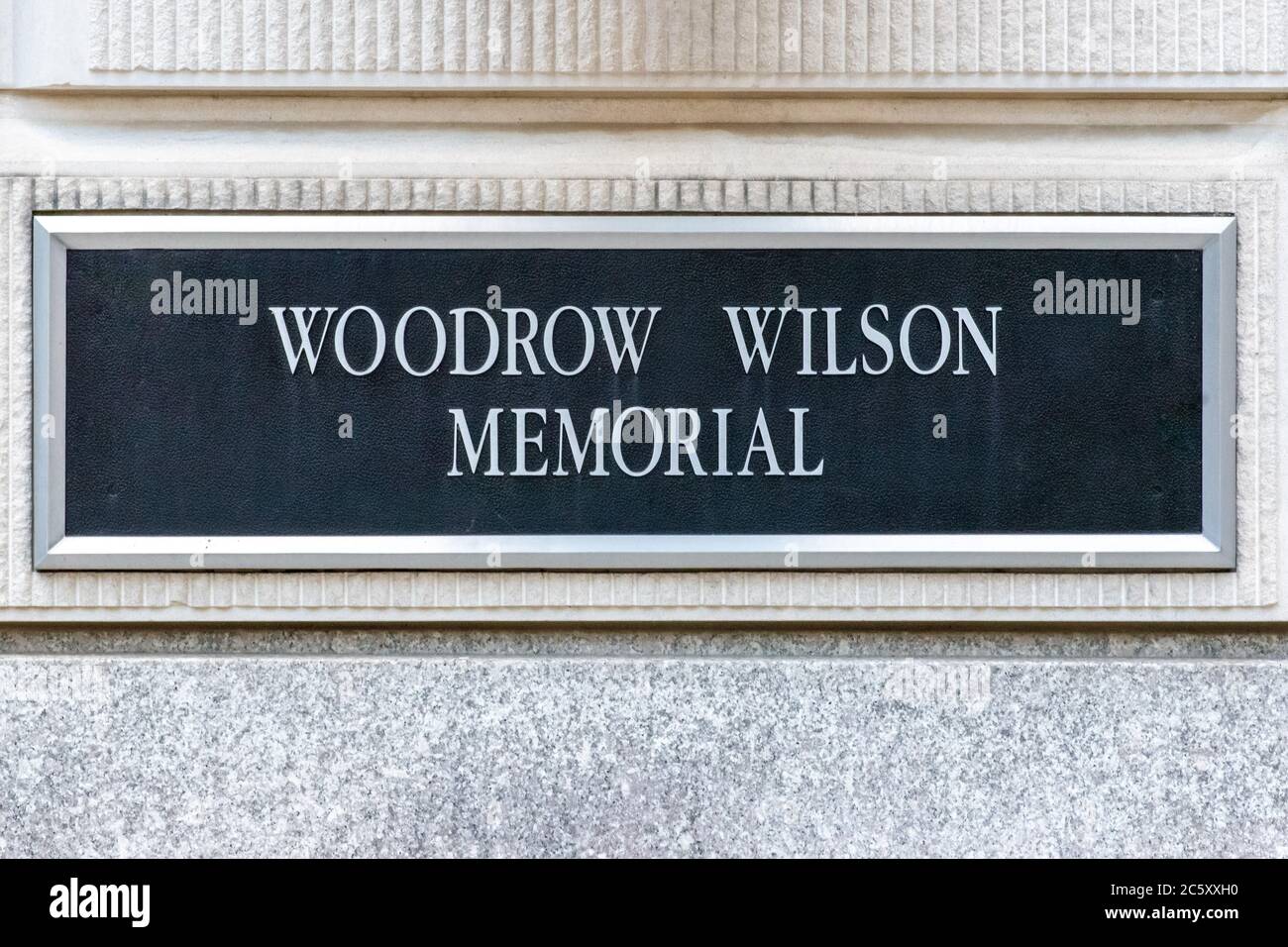 Washington, D.C. / USA - 05 2020. Juli: Schild vor dem Woodrow Wilson Center und Memorial im Ronald Reagan Building in Washington. Stockfoto